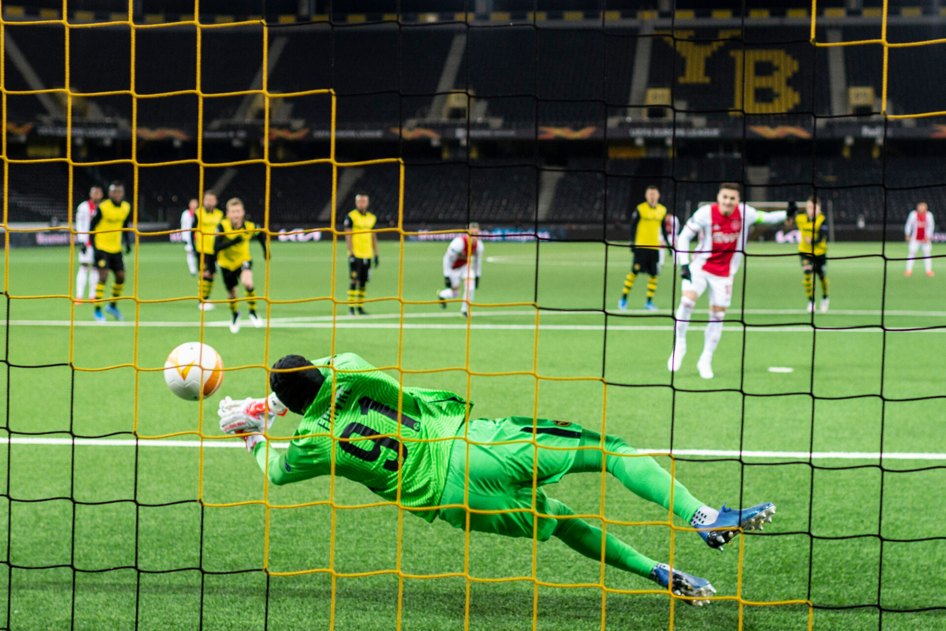 Аякс безкомпромисен срещу Йънг Бойс