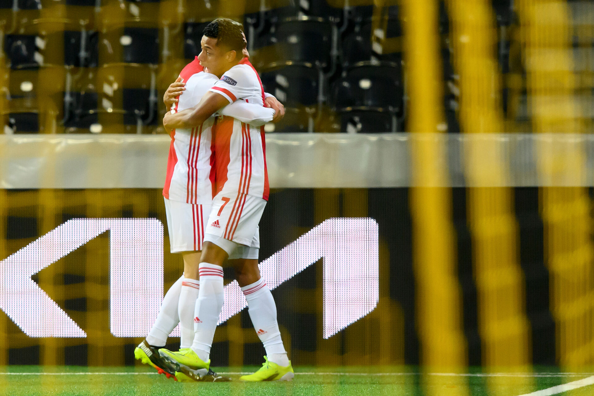 Аякс безкомпромисен срещу Йънг Бойс