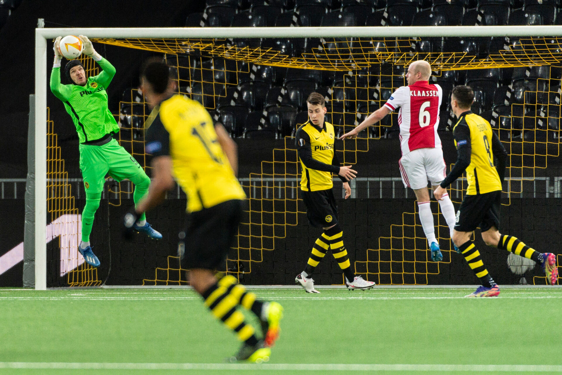 Аякс безкомпромисен срещу Йънг Бойс