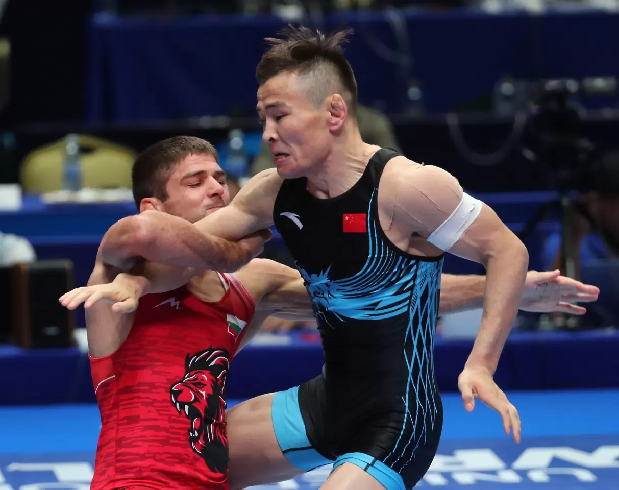 Иво Ангелов срещу шампиона на Румъния