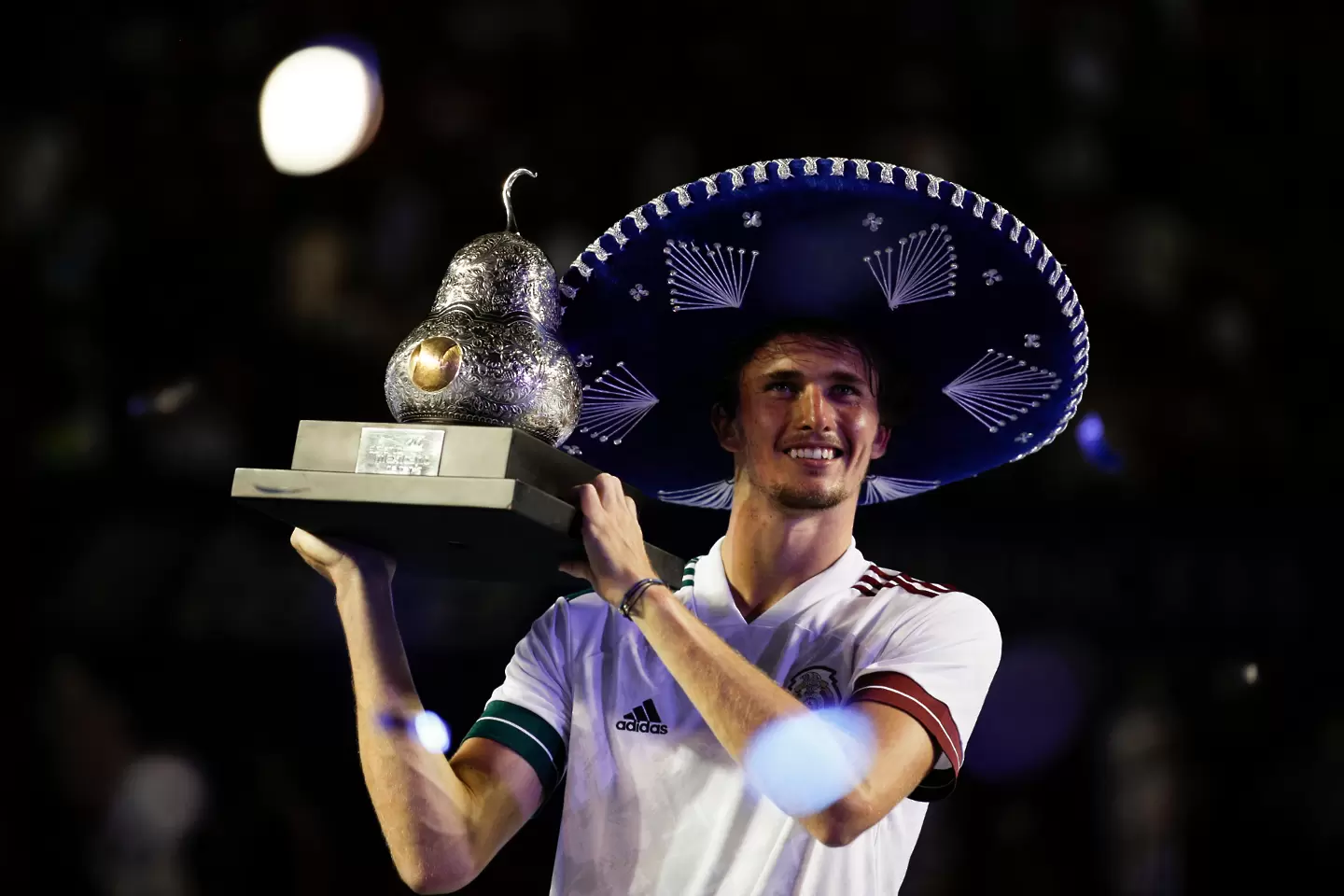 Зверев надви Циципас в Акапулко за титла номер 14