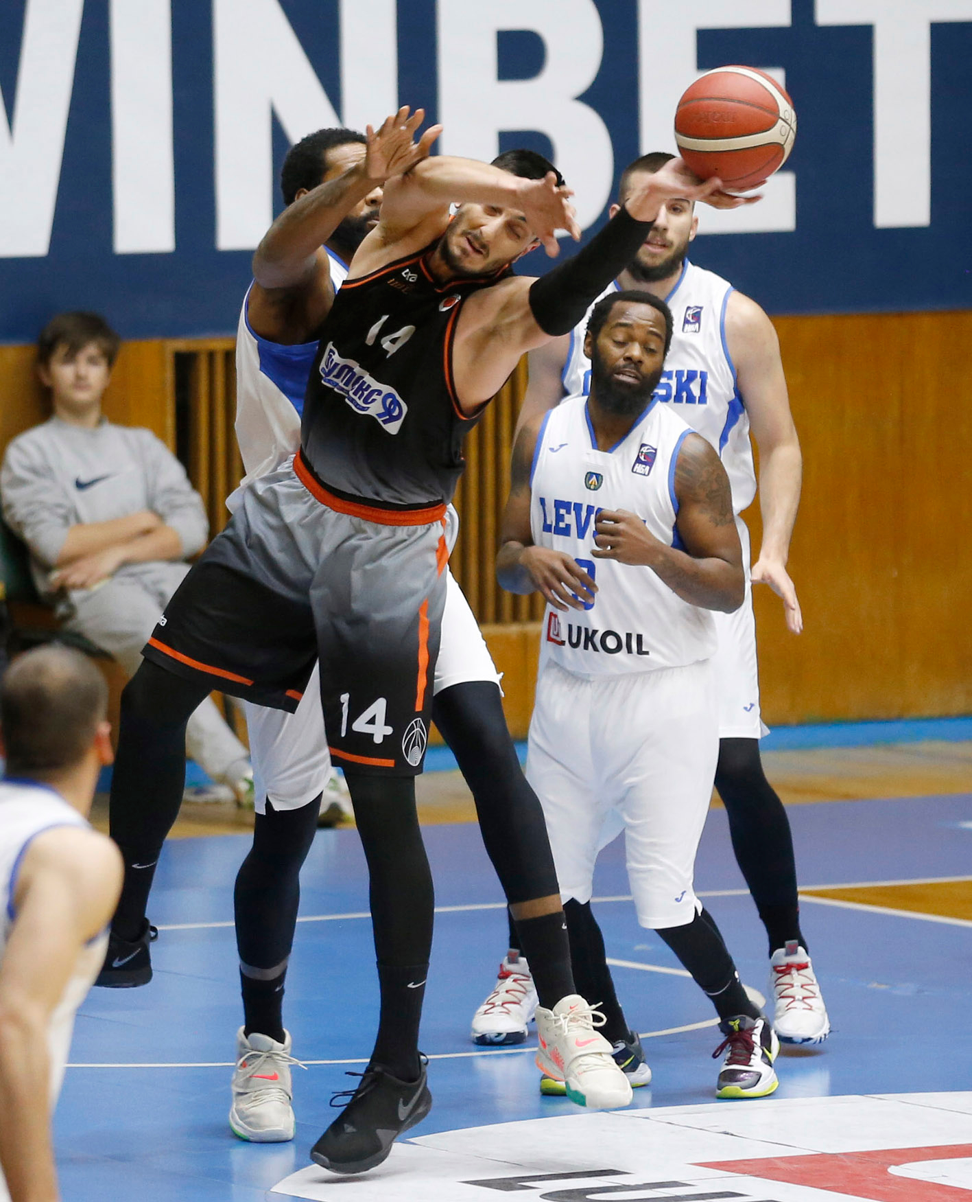 Левски Лукойл измъкна през иглени уши победата срещу Академик Пловдив