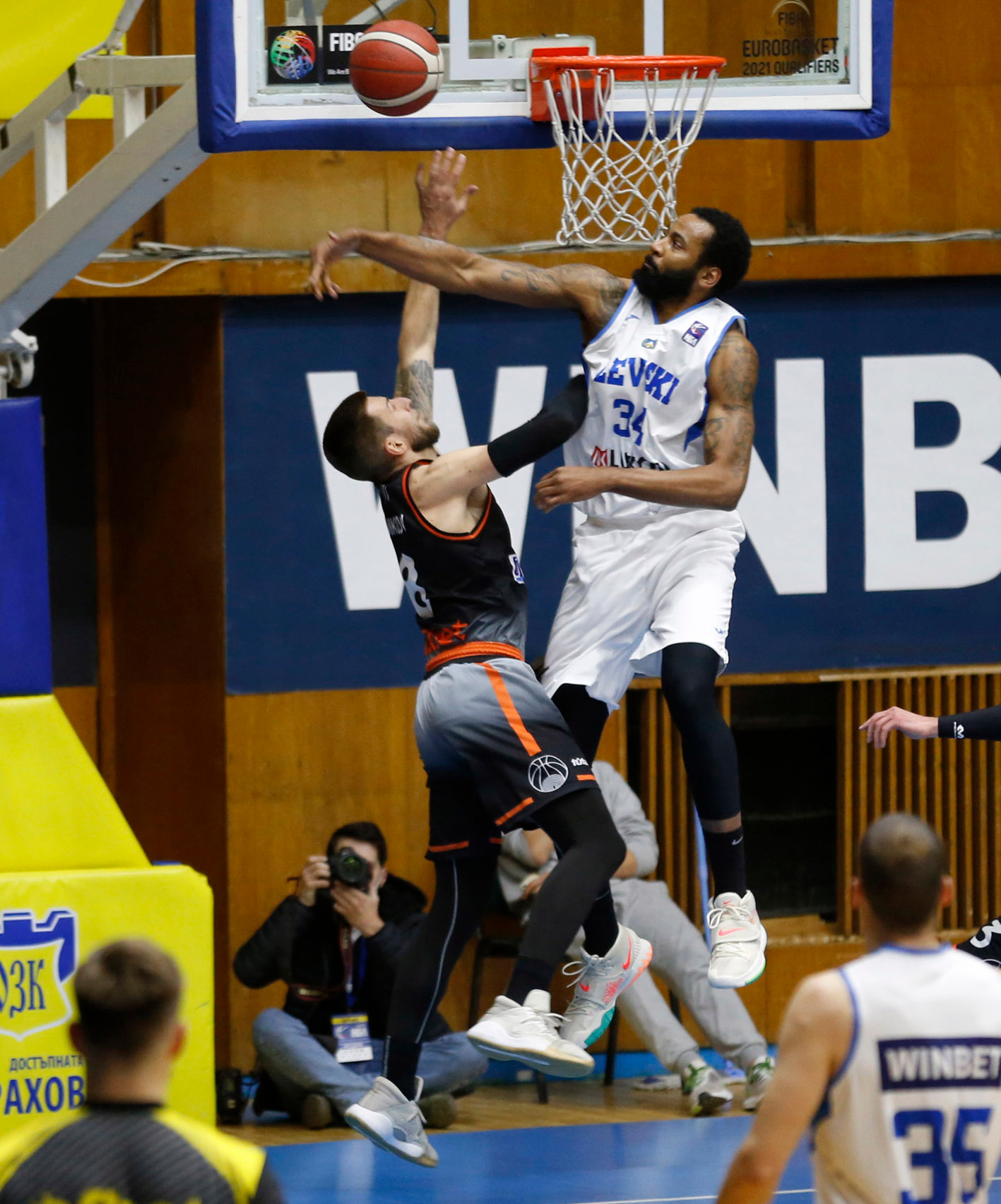 Левски Лукойл измъкна през иглени уши победата срещу Академик Пловдив