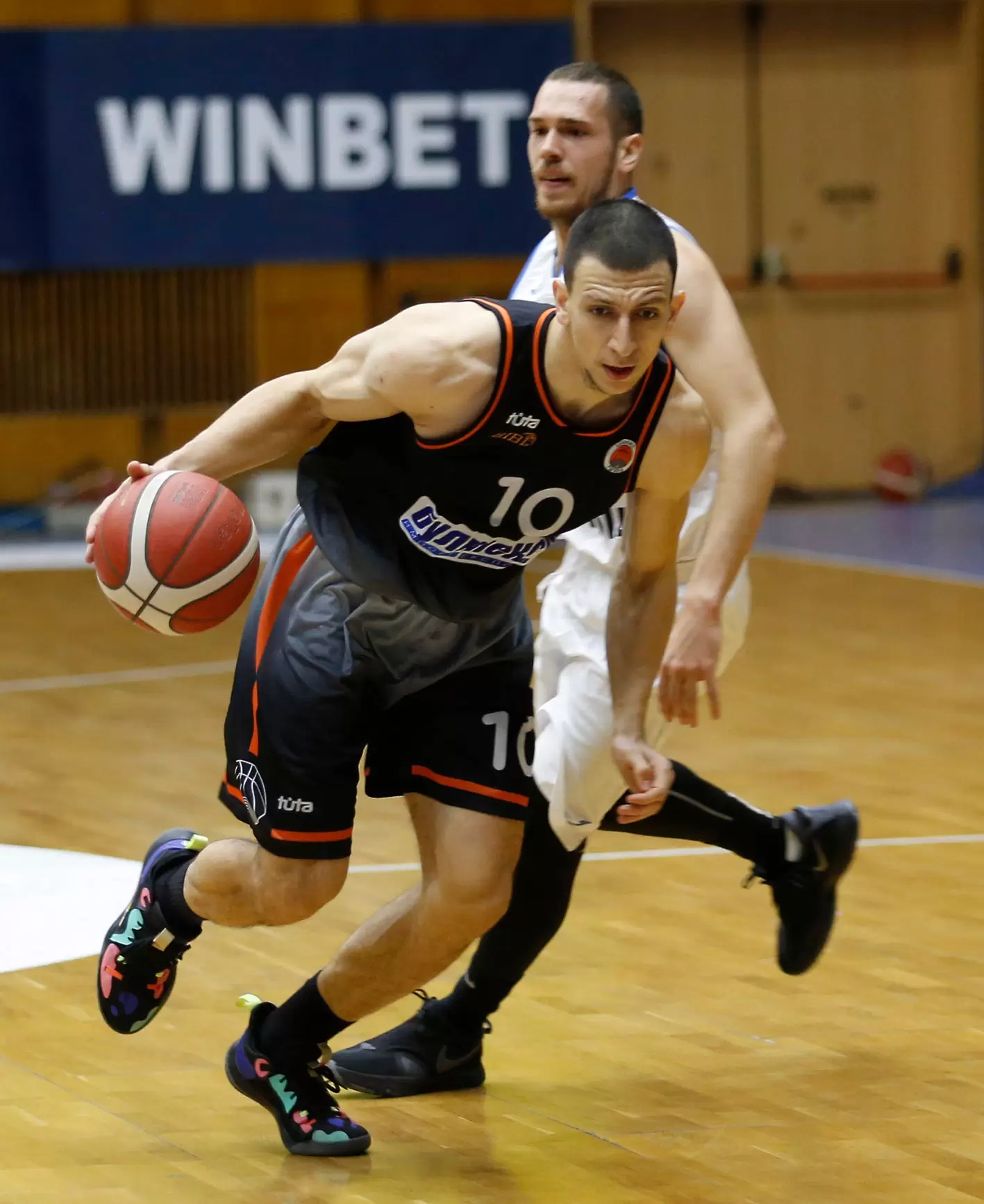 Антон Узунов