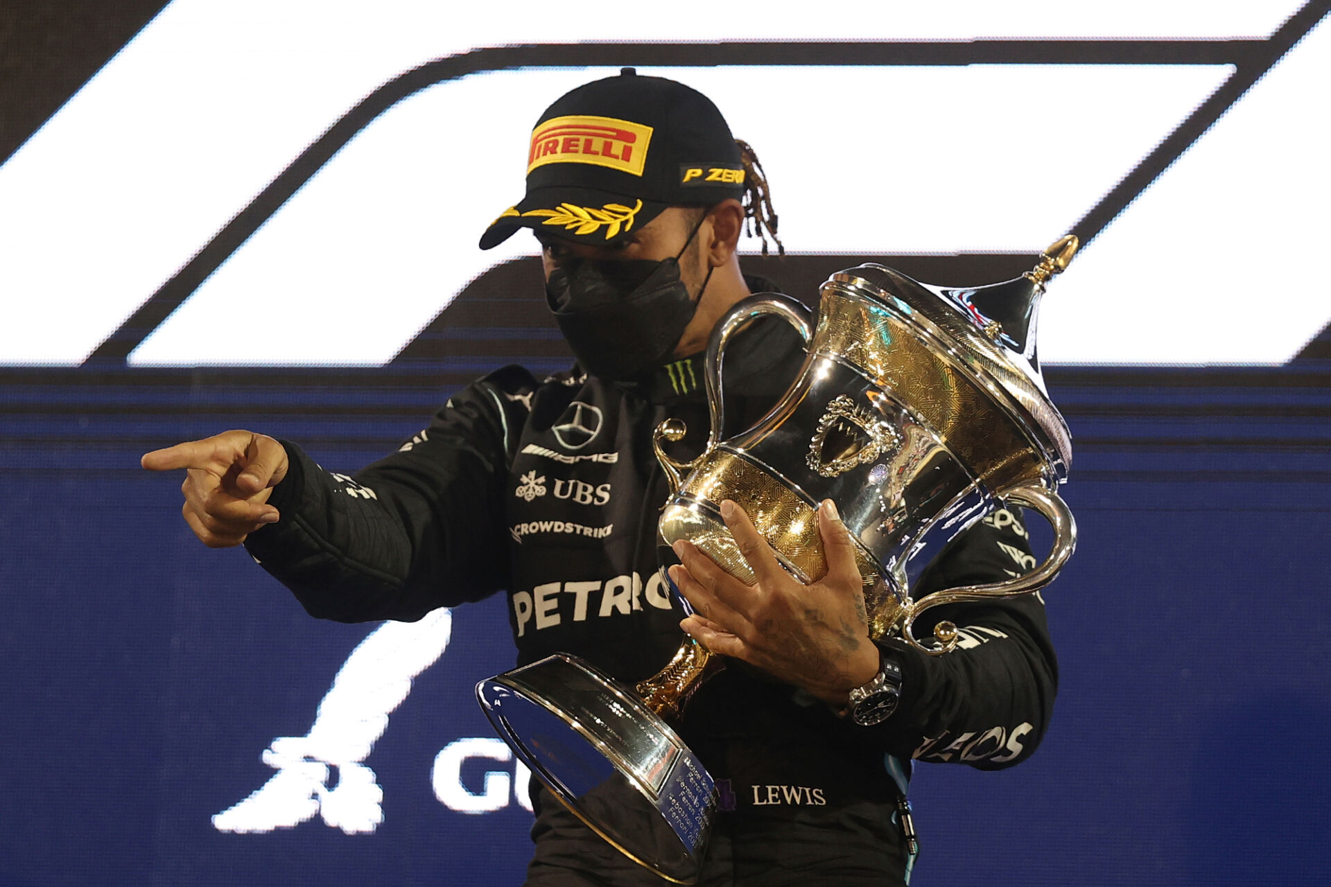 Верстапен подари живот на Хамилтън