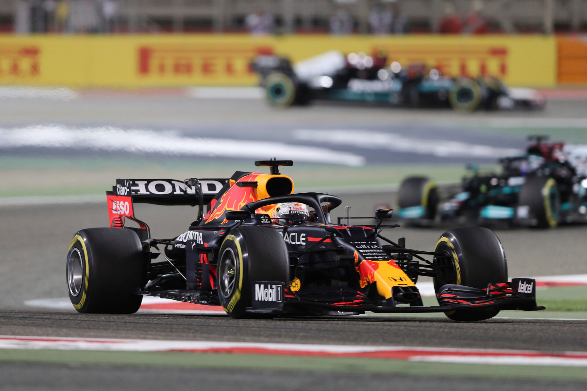 Верстапен подари живот на Хамилтън