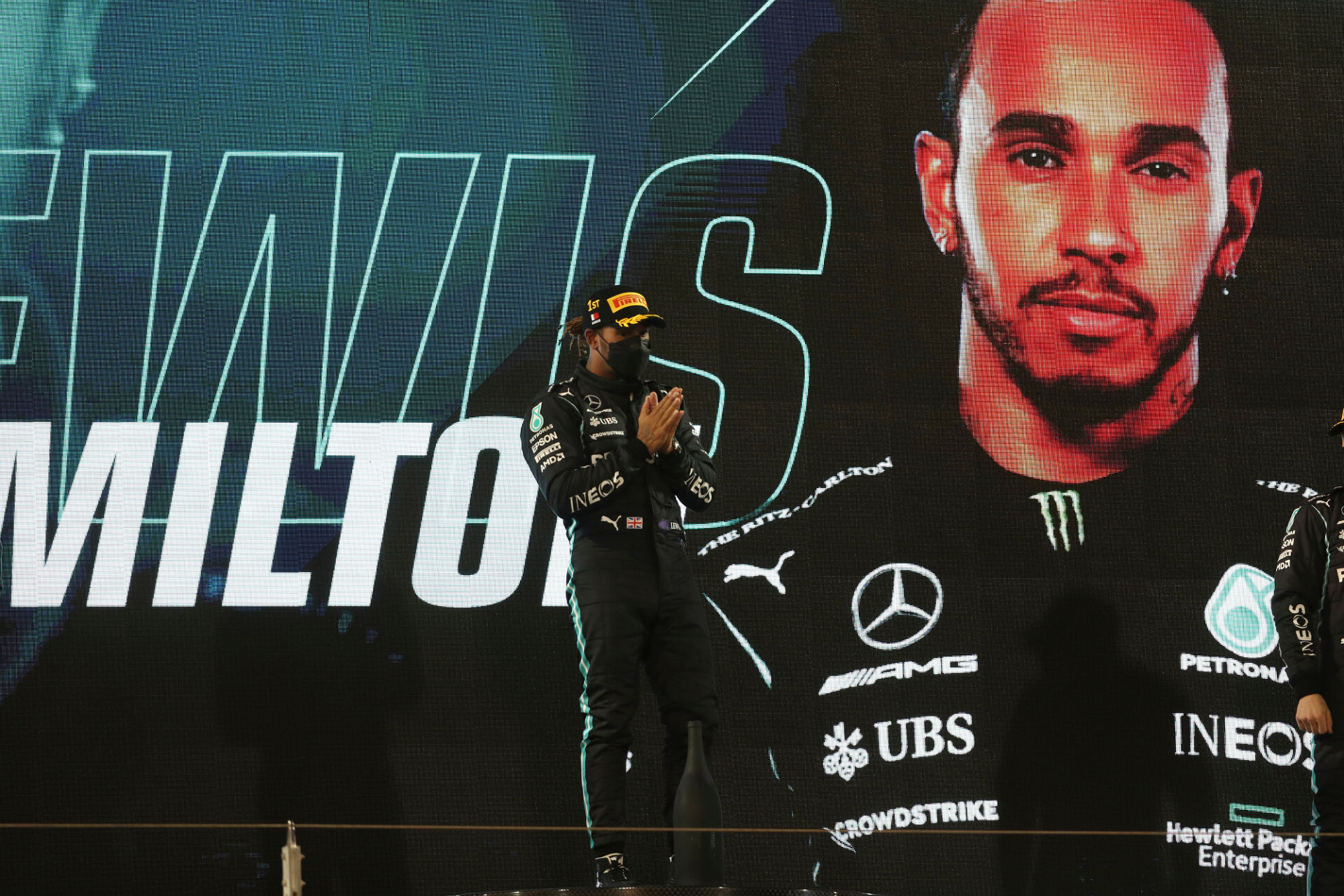 Верстапен подари живот на Хамилтън