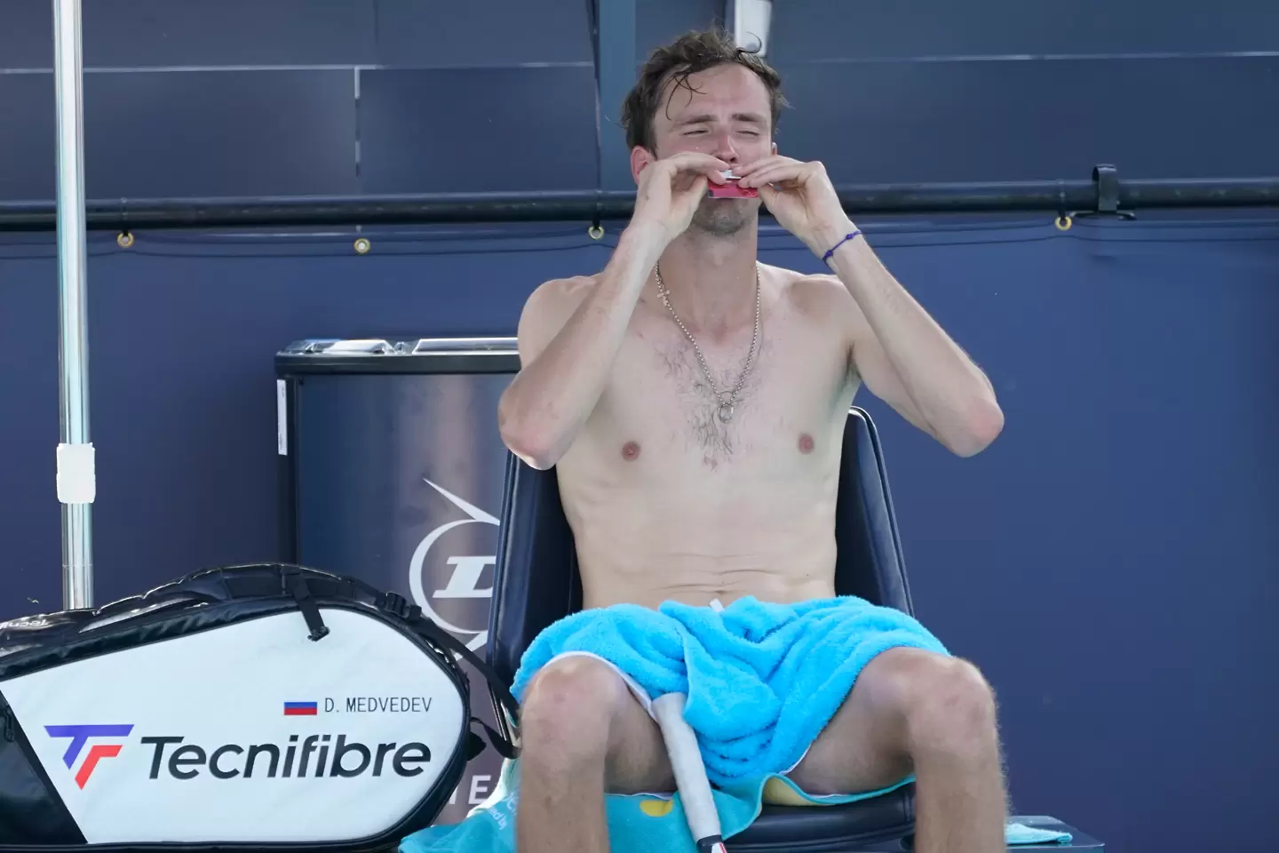 Медведев преодоля крампите за победа над Попирин