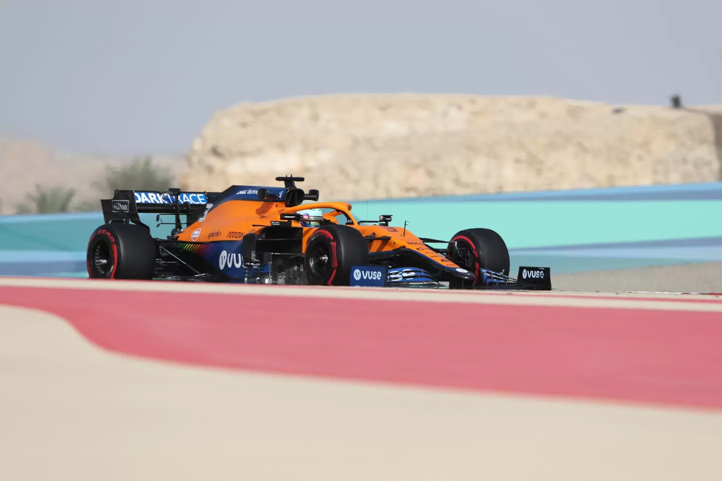 Рикардо най-бърз на "Сахир", Шумахер дебютира в тестовете