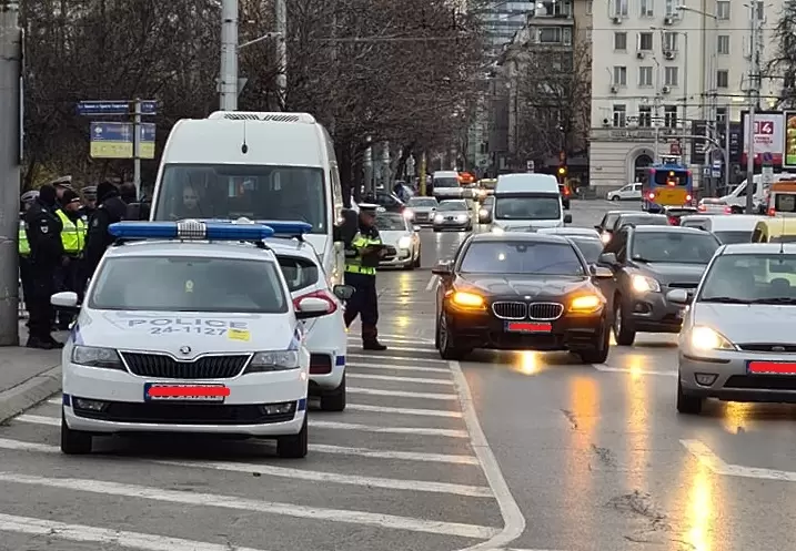 Емил Костадинов претърпя лек пътен инцидент на метри от стадиона