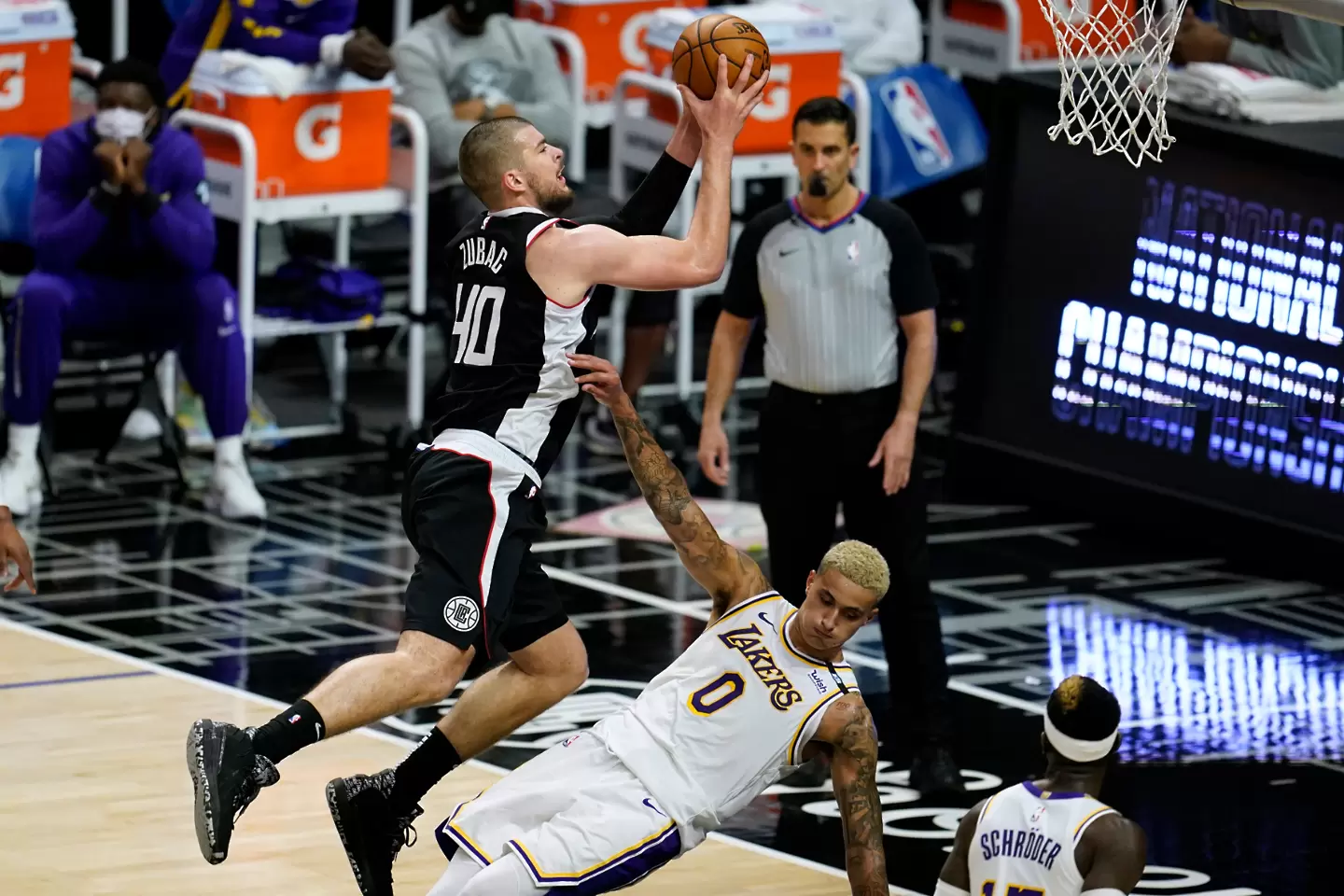 Клипърс спечели дербито срещу Лейкърс