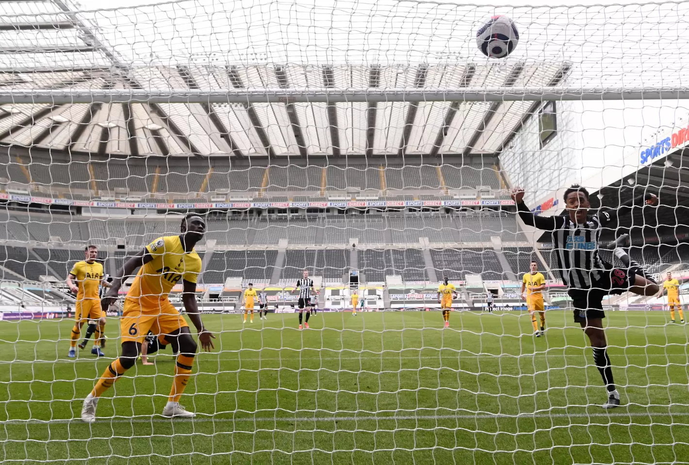 Тотнъм подкрепи Санчес заради расистки обиди в Twitter