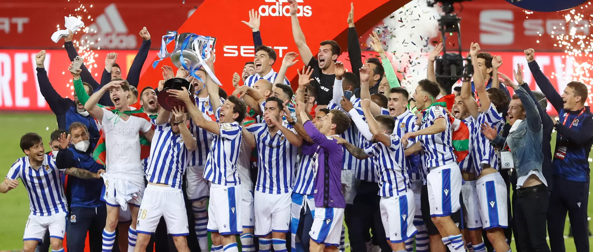 Треньорът на Реал Сосиедад отпразнува спечелената купа по страхотен начин (ВИДЕО)