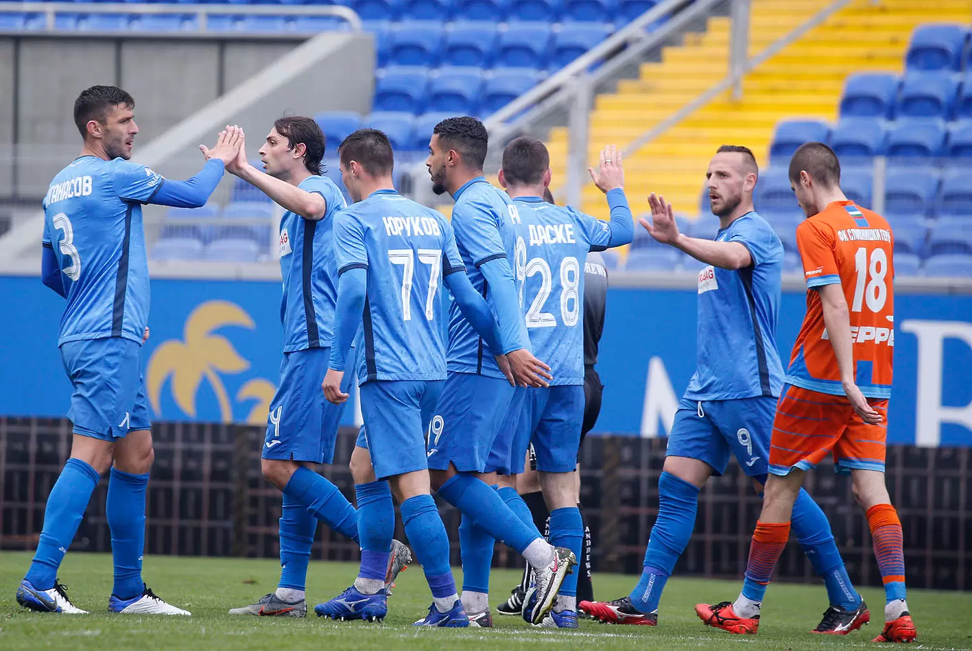 Антон Узунов