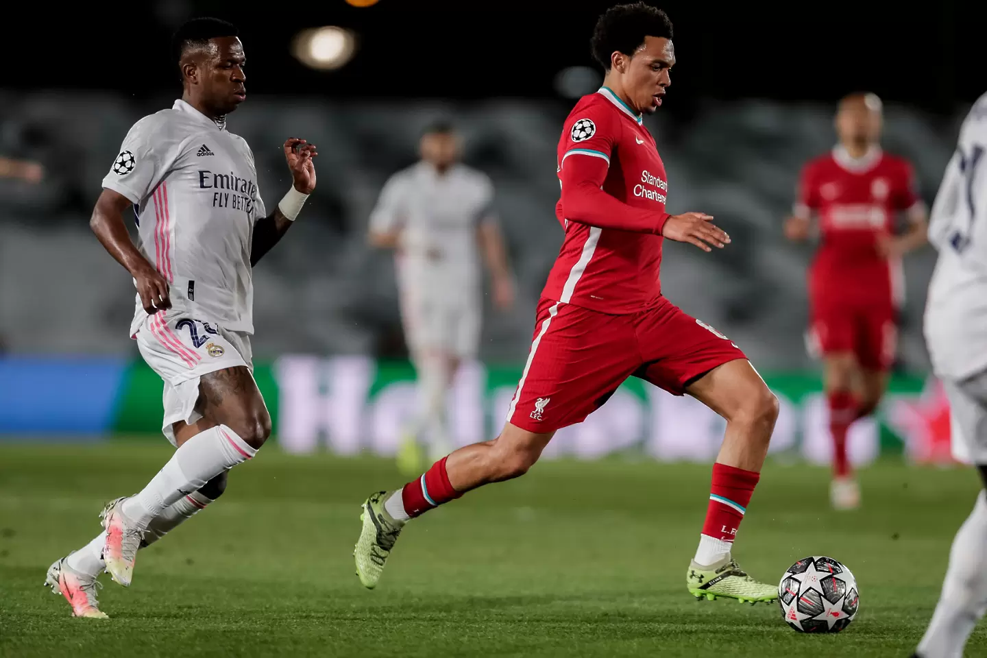 Двама играчи на Ливърпул станаха жертви на расистки обиди след загубата от Реал