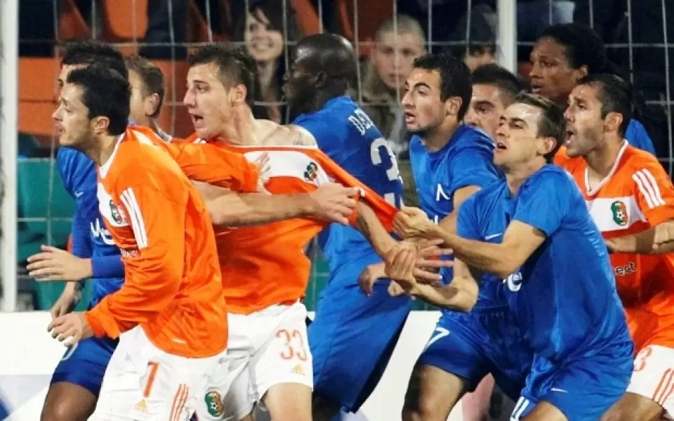 Датски съдия разказва: Шашнах се от лудостта на феновете в мача Литекс - Левски