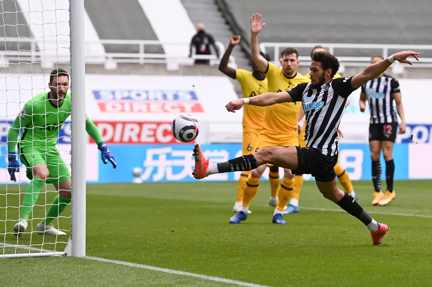 Нюкасъл измъкна точка от Тотнъм с гол в края