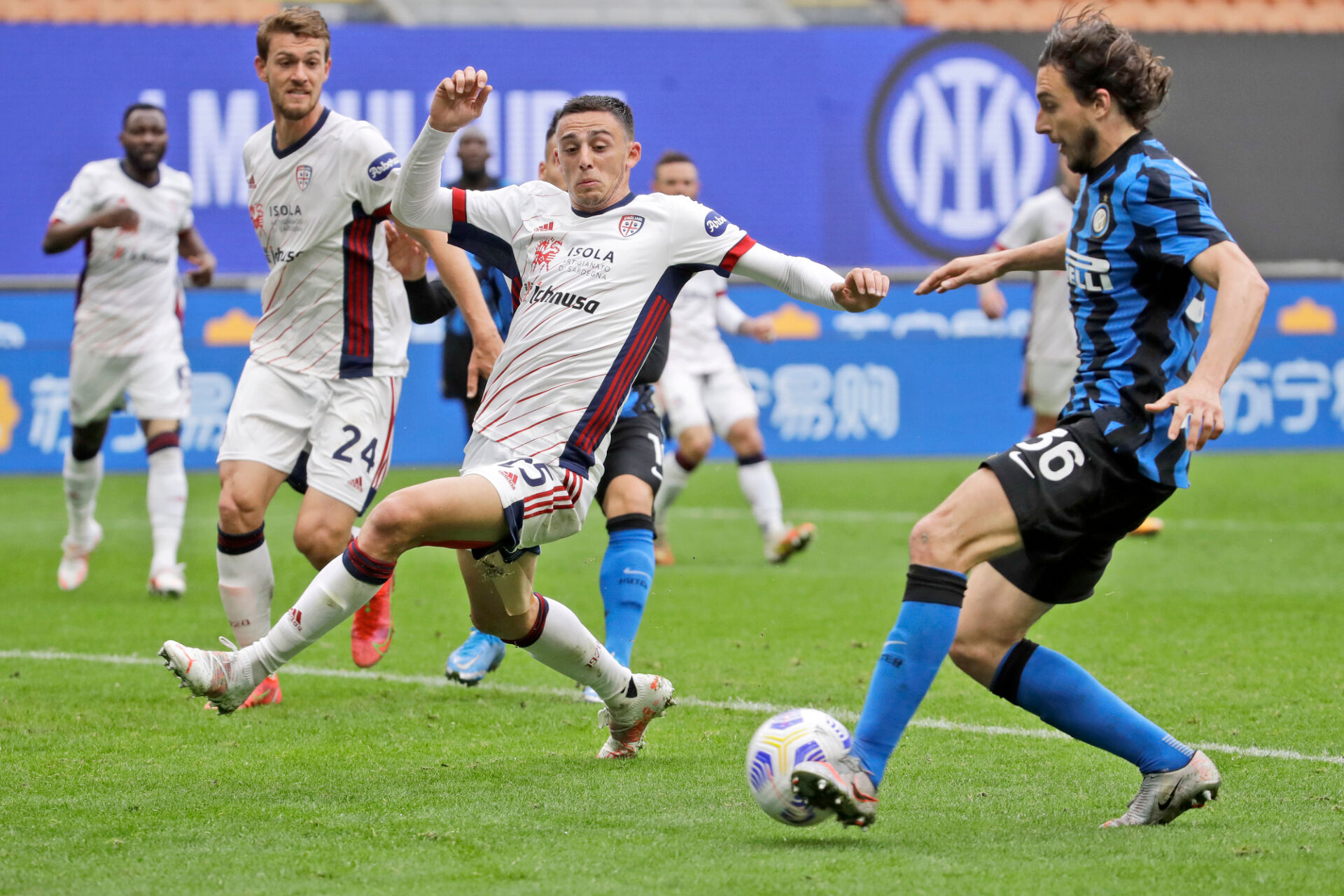 Интер изкова много трудна победа по пътя към титлата (ВИДЕО)