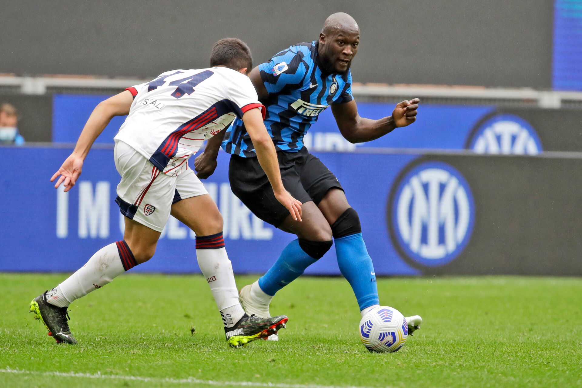 Интер изкова много трудна победа по пътя към титлата (ВИДЕО)