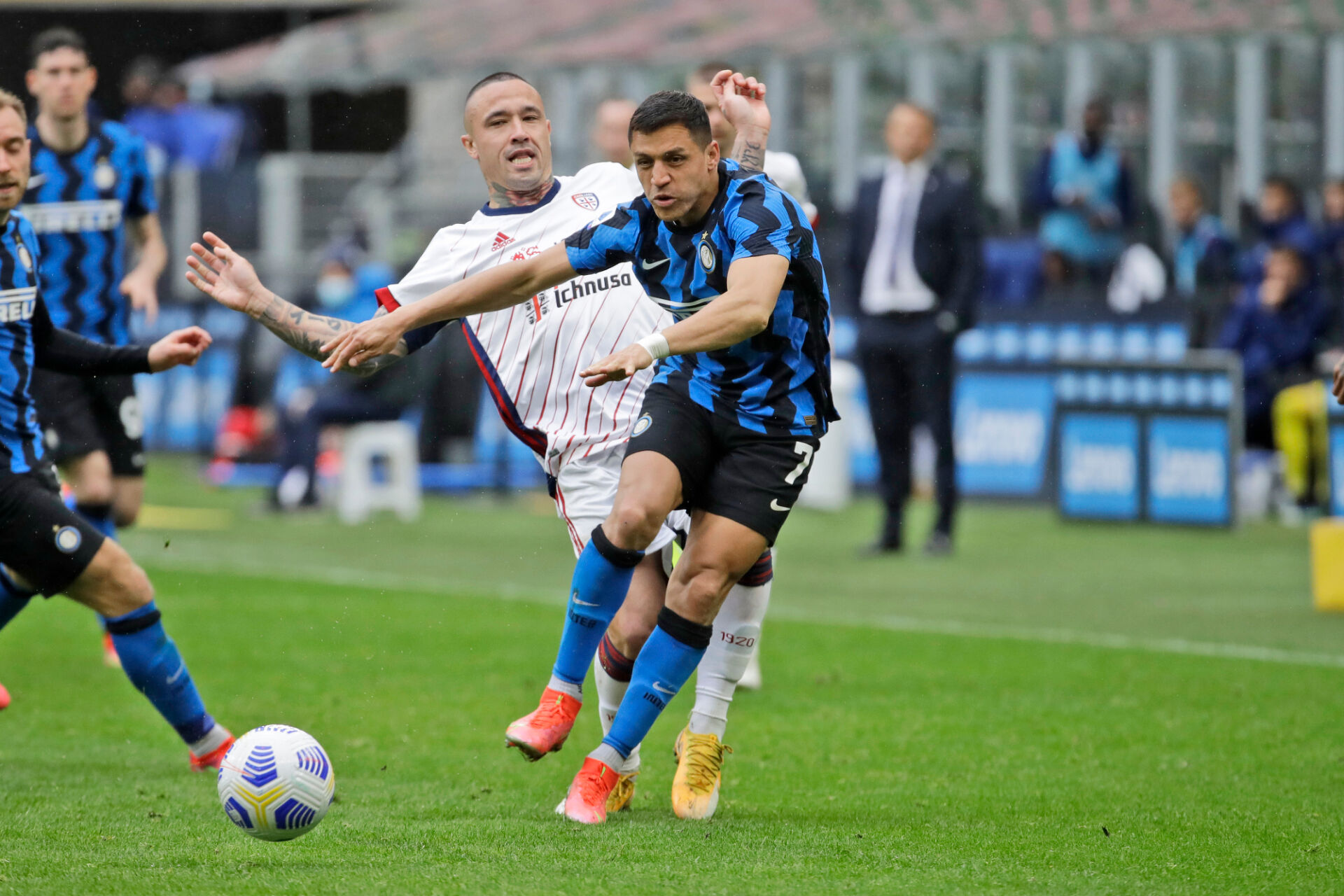 Интер изкова много трудна победа по пътя към титлата (ВИДЕО)