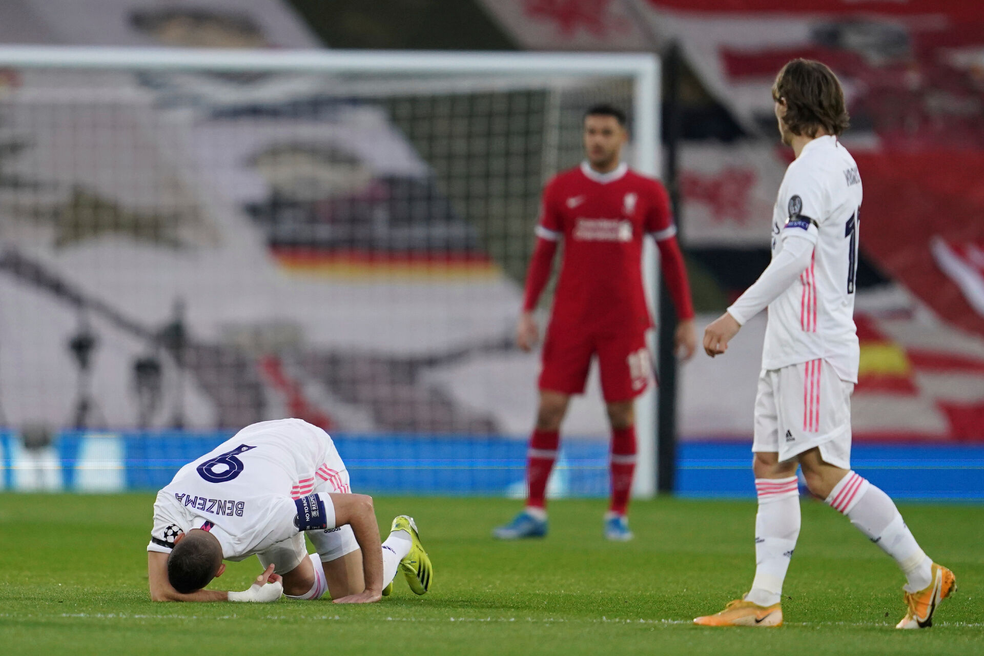 Реал игра интелигентно, не допусна гол на ‘‘Анфийлд‘‘ и се класира за полуфинал в ШЛ