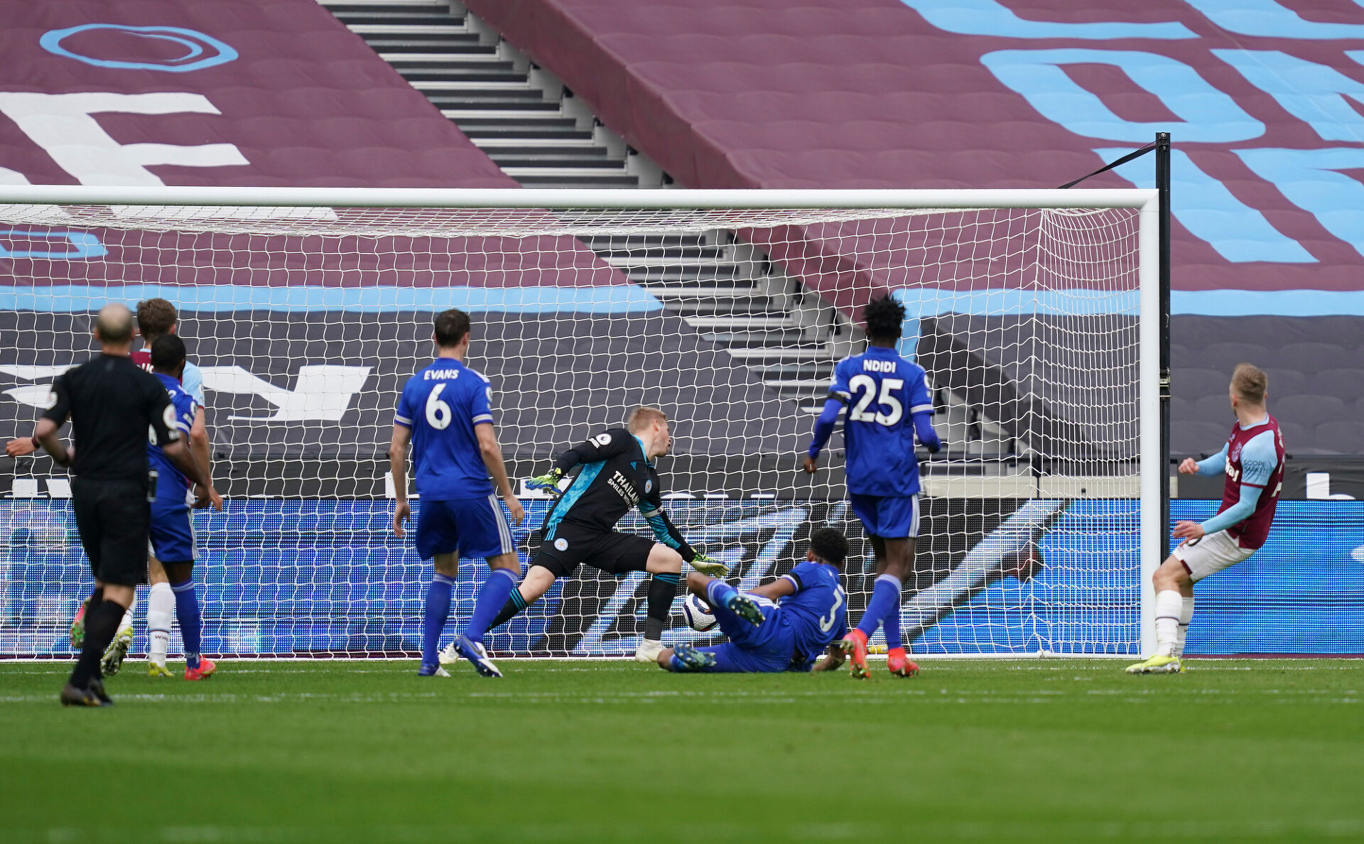 Уест Хем си поигра с огъня при аванс от 3:0, но срази Лестър (ВИДЕО)