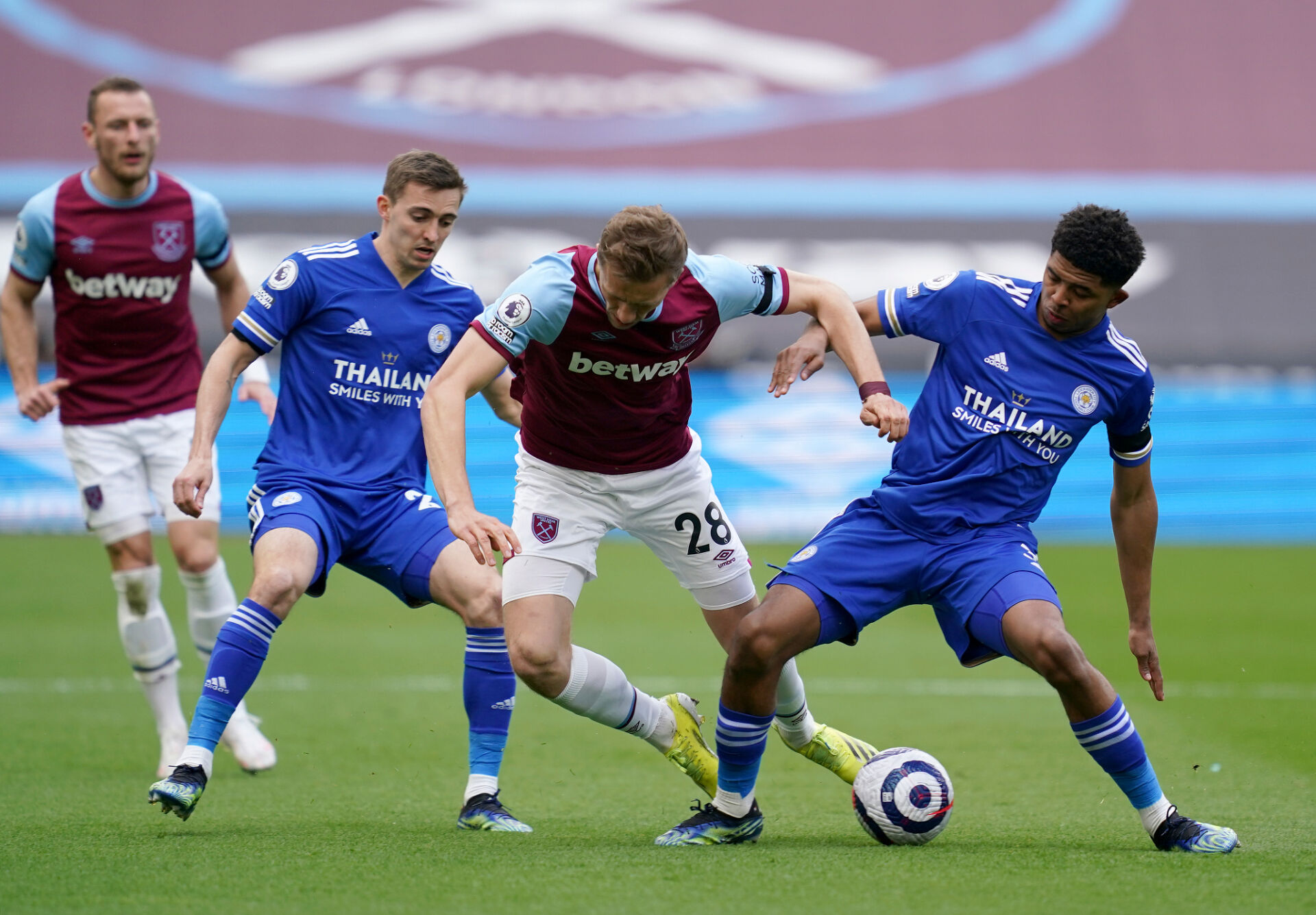 Уест Хем си поигра с огъня при аванс от 3:0, но срази Лестър (ВИДЕО)