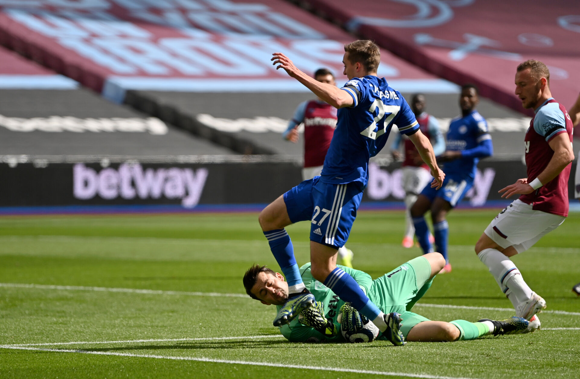 Уест Хем си поигра с огъня при аванс от 3:0, но срази Лестър (ВИДЕО)