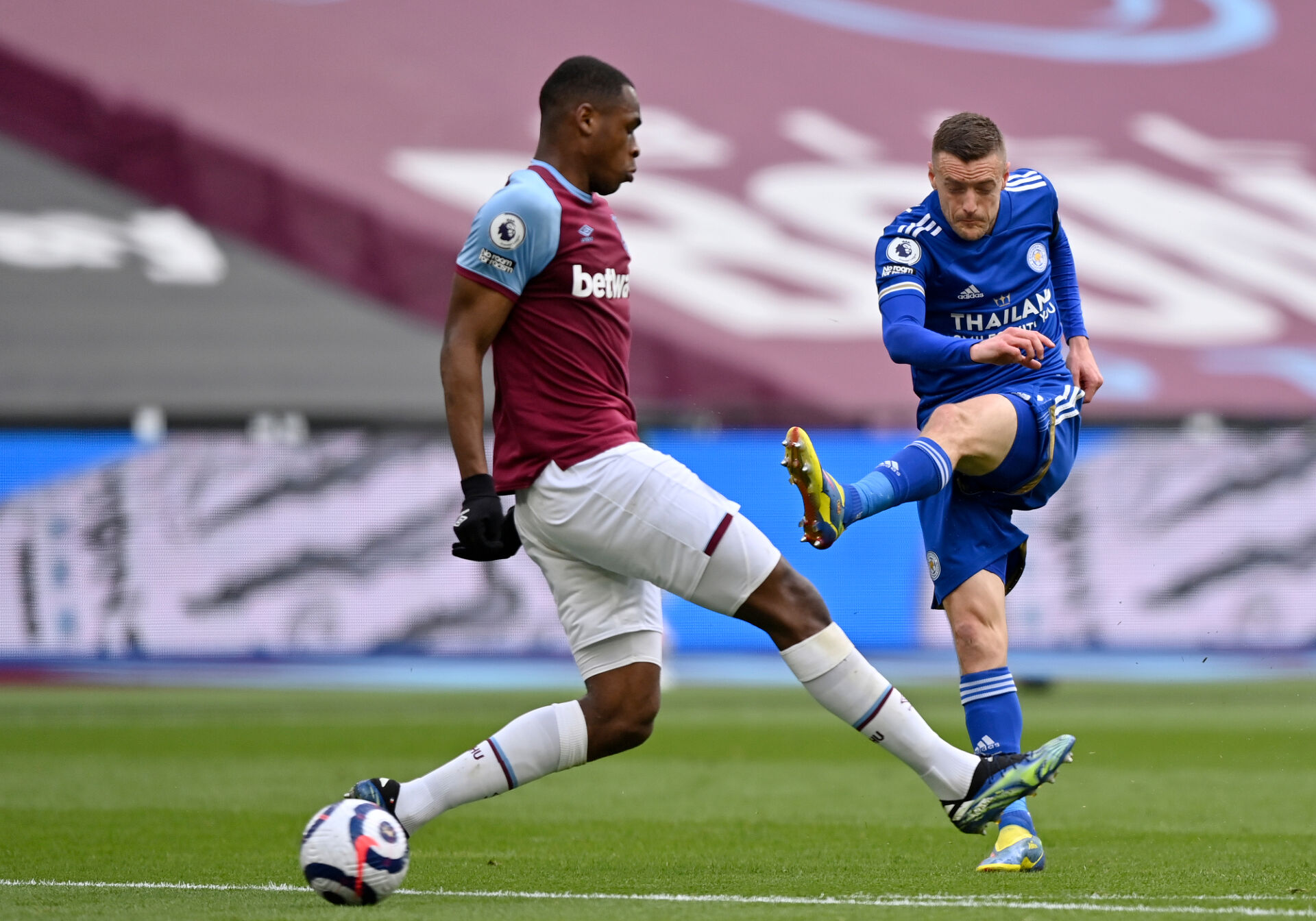 Уест Хем си поигра с огъня при аванс от 3:0, но срази Лестър (ВИДЕО)