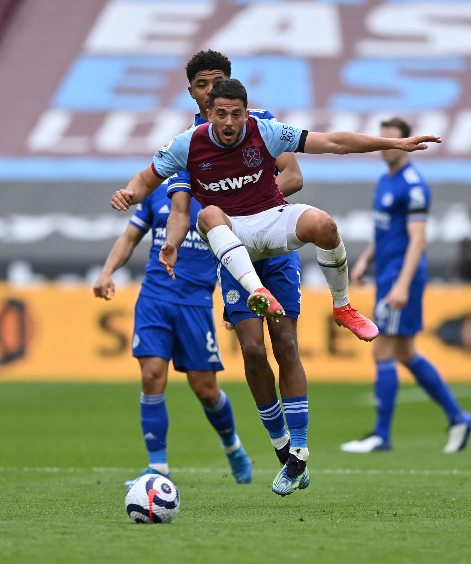 Уест Хем си поигра с огъня при аванс от 3:0, но срази Лестър (ВИДЕО)