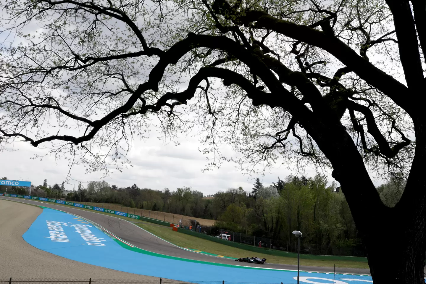 Валтери Ботас даде най-добро време във втората свободна тренировка на "Силвърстоун"