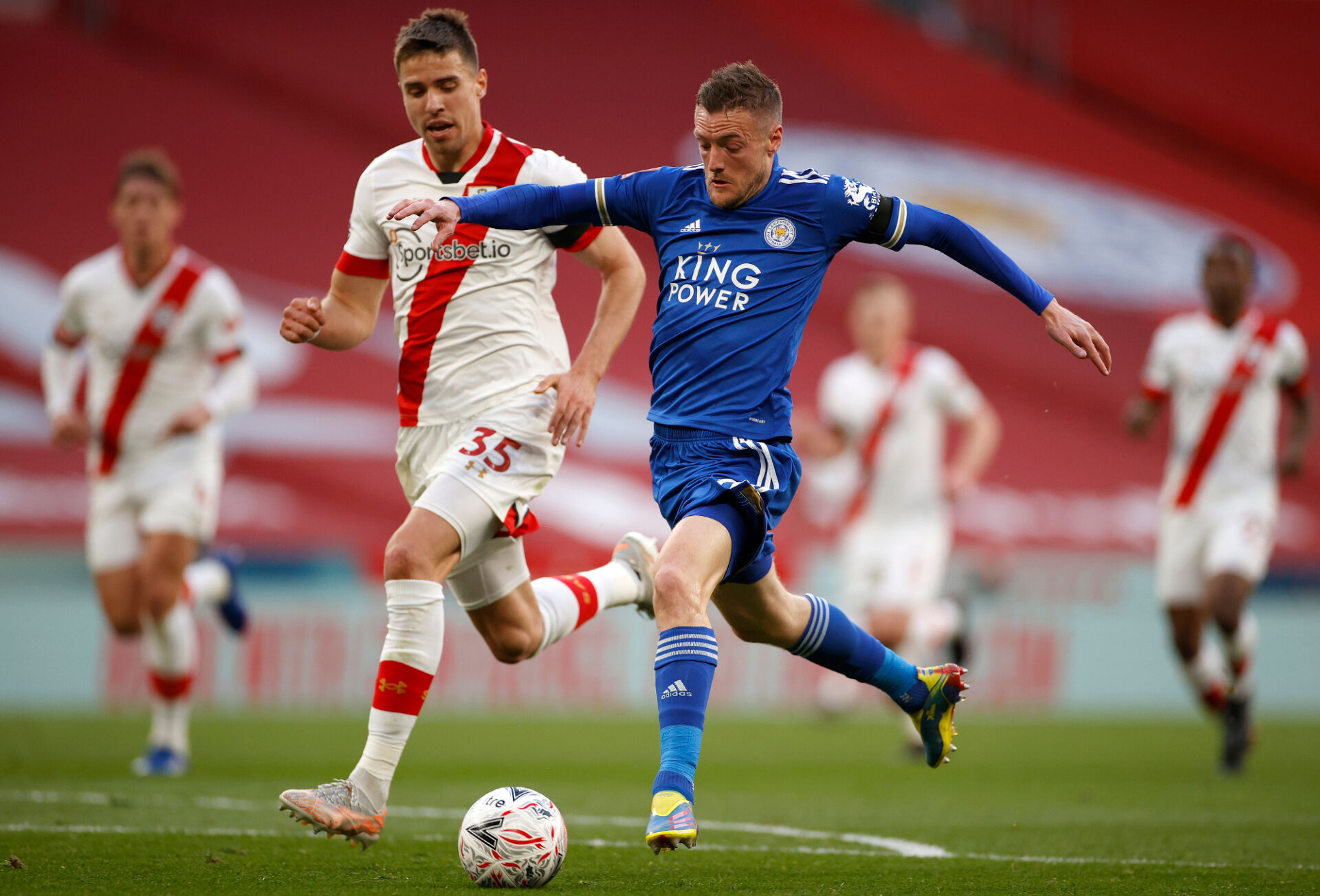 Лестър победи Саутхемптън пред 4000 фенове и е на финал за ФА Къп