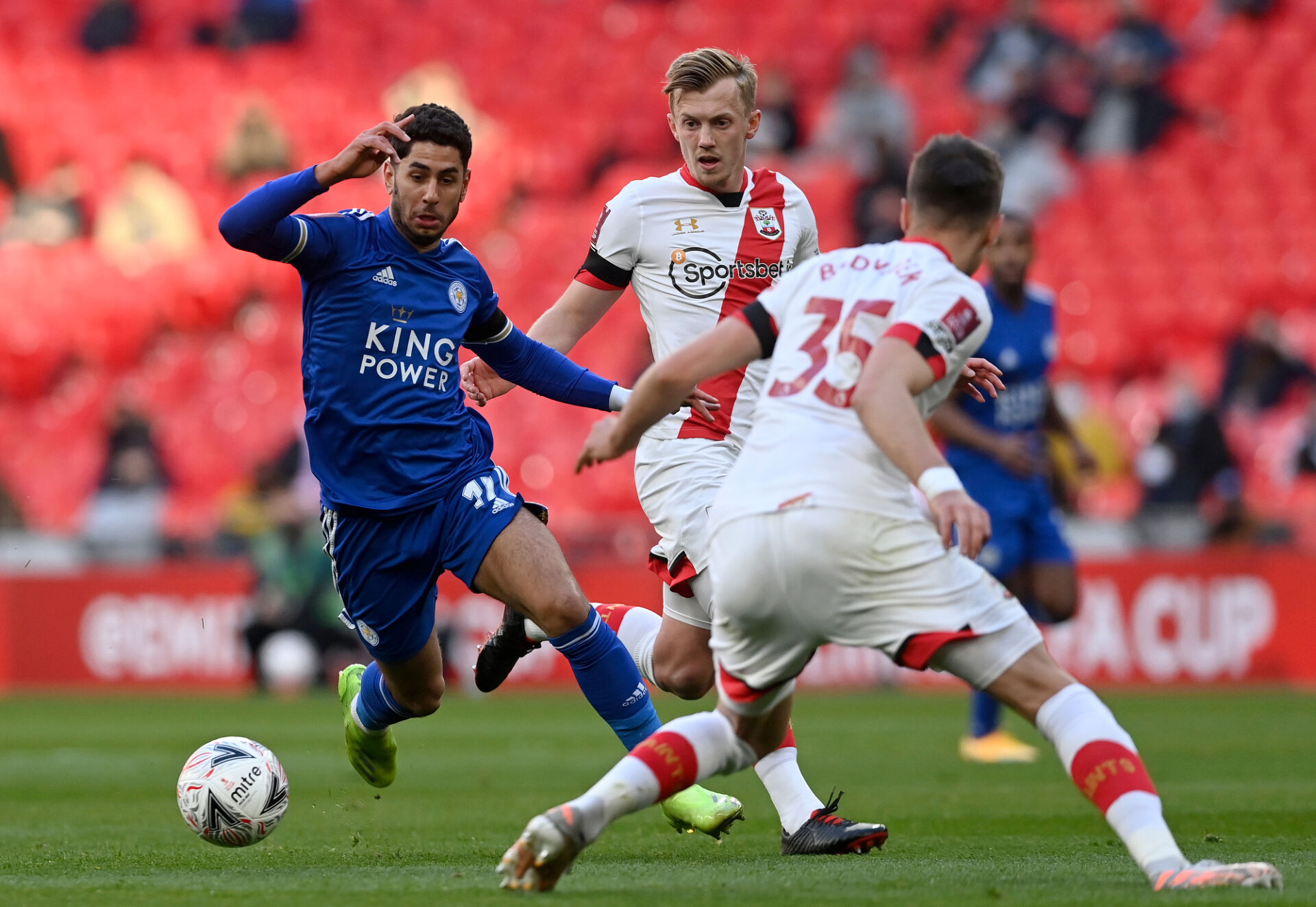 Лестър победи Саутхемптън пред 4000 фенове и е на финал за ФА Къп