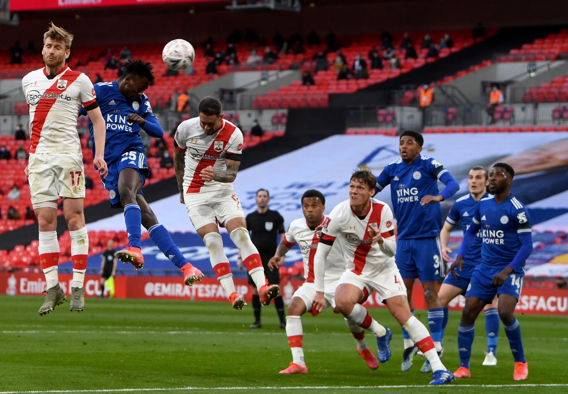 Лестър победи Саутхемптън пред 4000 фенове и е на финал за ФА Къп