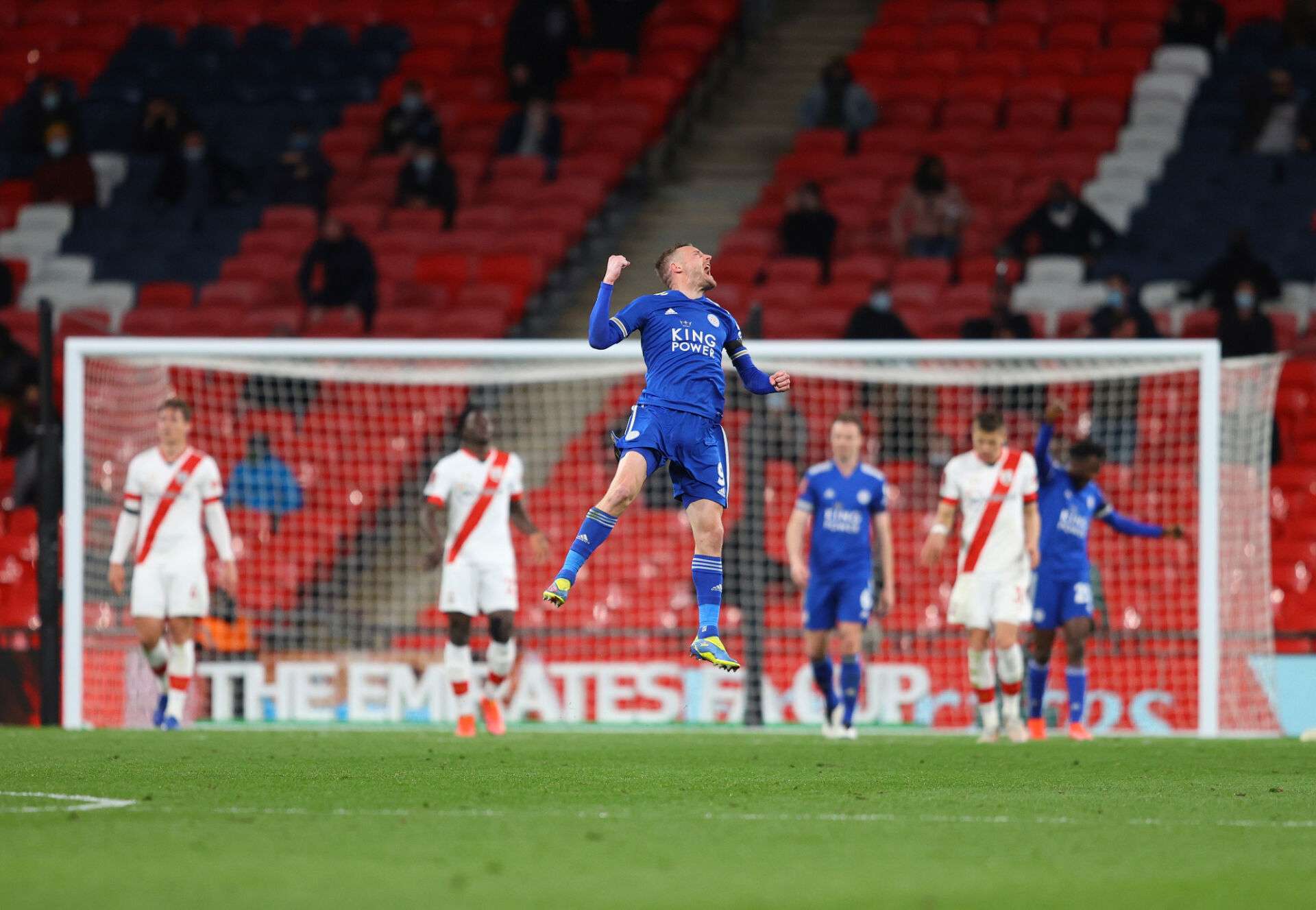 Лестър победи Саутхемптън пред 4000 фенове и е на финал за ФА Къп