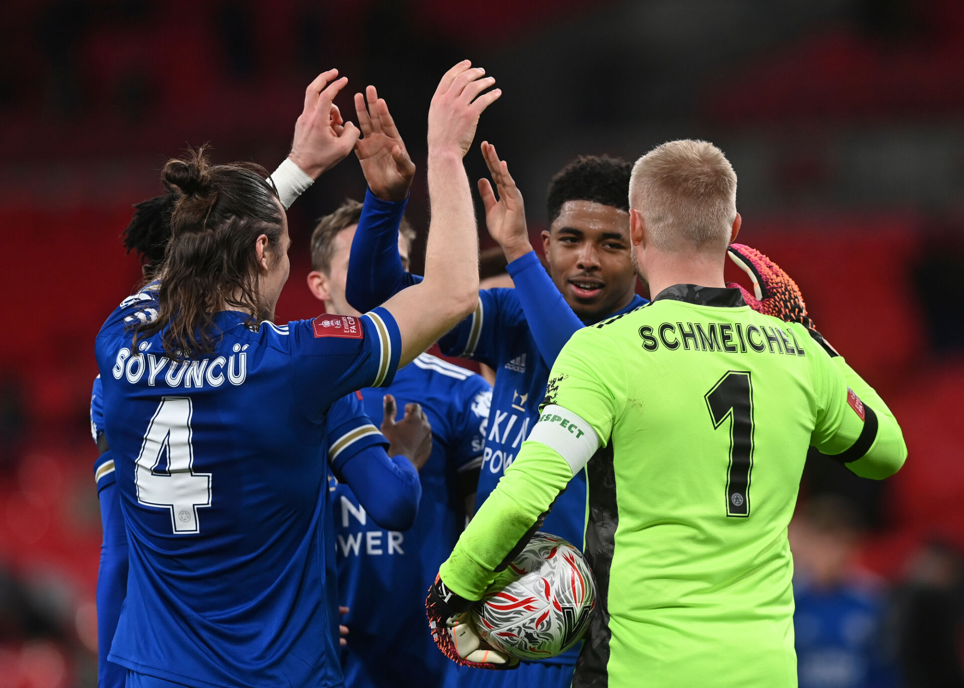 Лестър победи Саутхемптън пред 4000 фенове и е на финал за ФА Къп