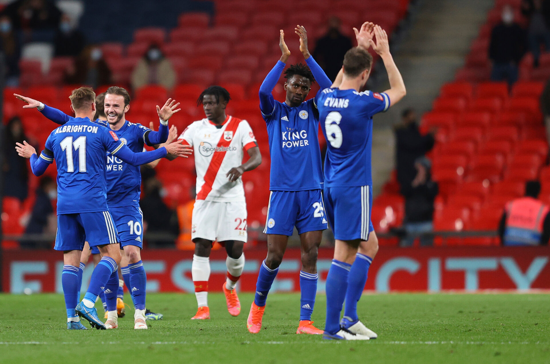 Лестър победи Саутхемптън пред 4000 фенове и е на финал за ФА Къп