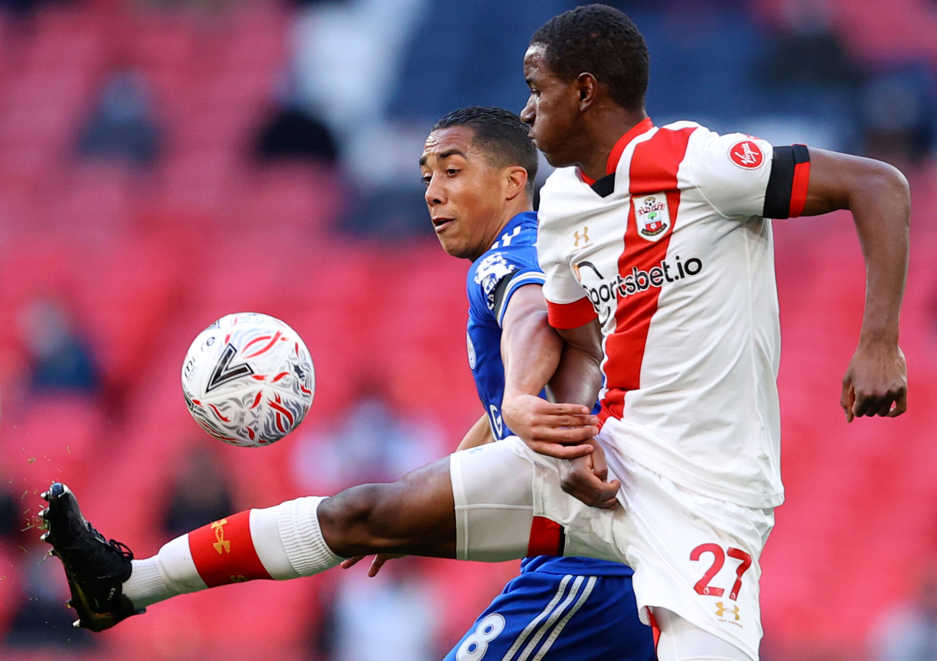 Лестър победи Саутхемптън пред 4000 фенове и е на финал за ФА Къп