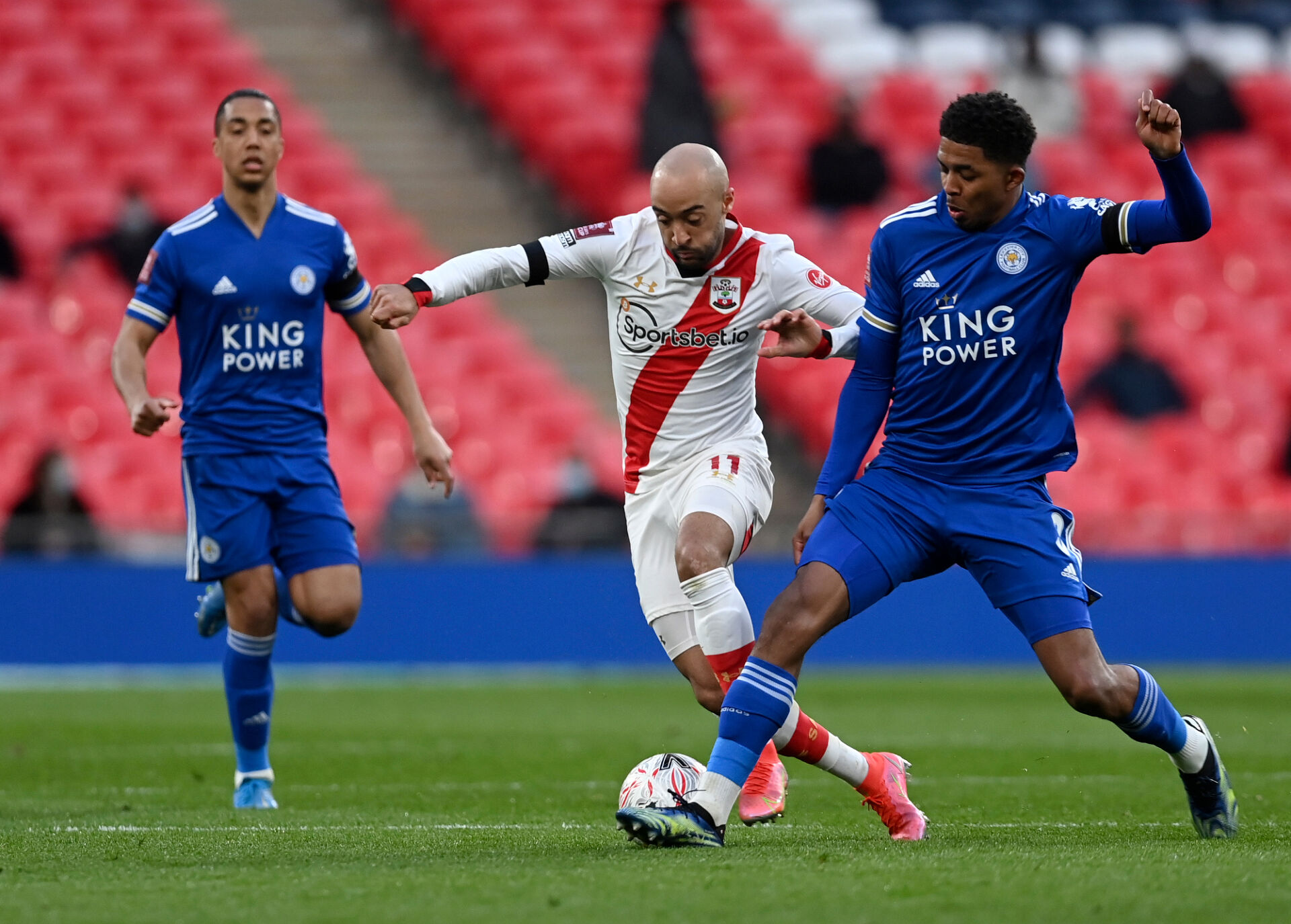 Лестър победи Саутхемптън пред 4000 фенове и е на финал за ФА Къп