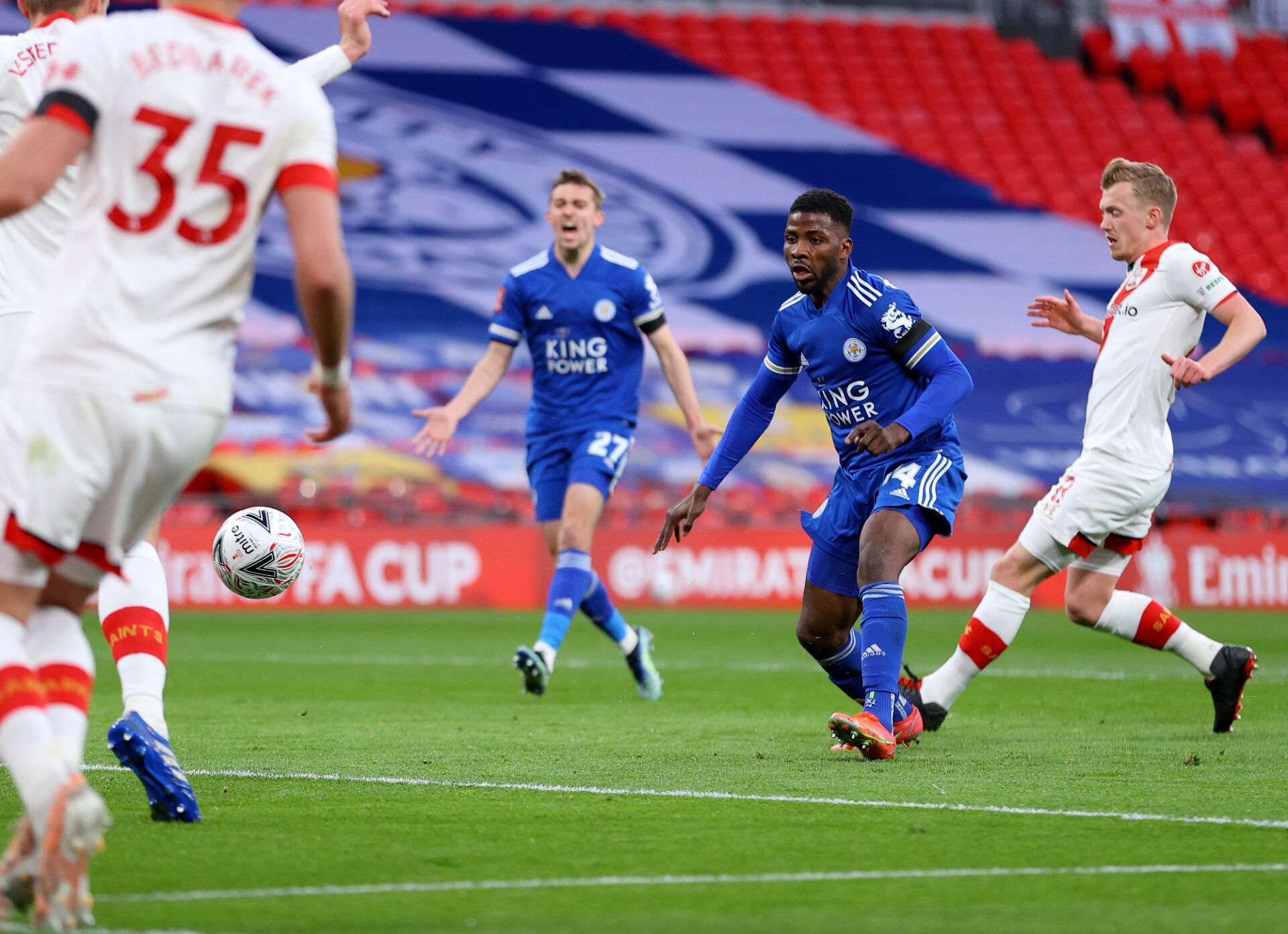 Лестър победи Саутхемптън пред 4000 фенове и е на финал за ФА Къп