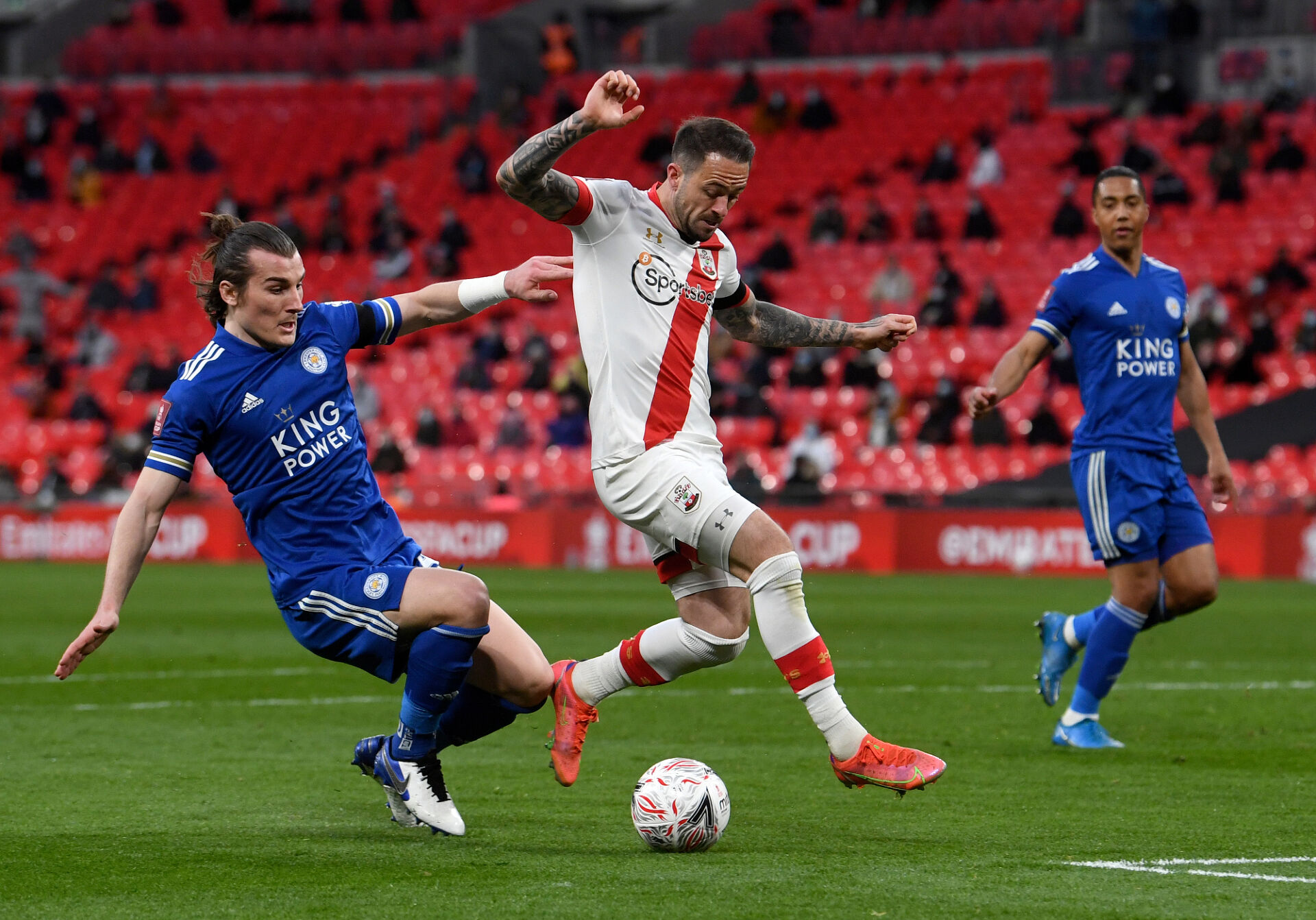 Лестър победи Саутхемптън пред 4000 фенове и е на финал за ФА Къп