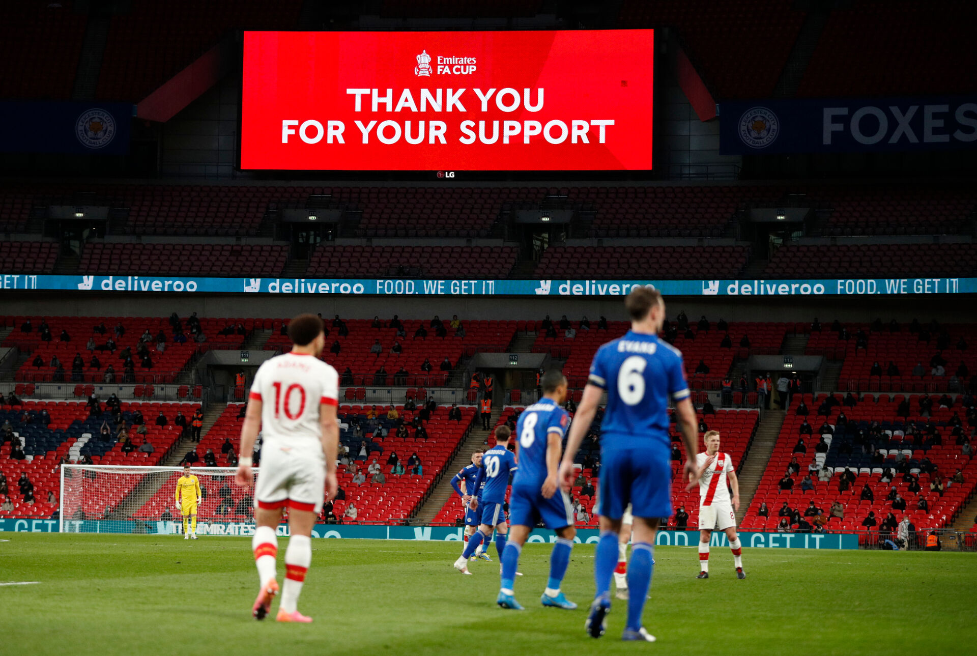 Лестър победи Саутхемптън пред 4000 фенове и е на финал за ФА Къп