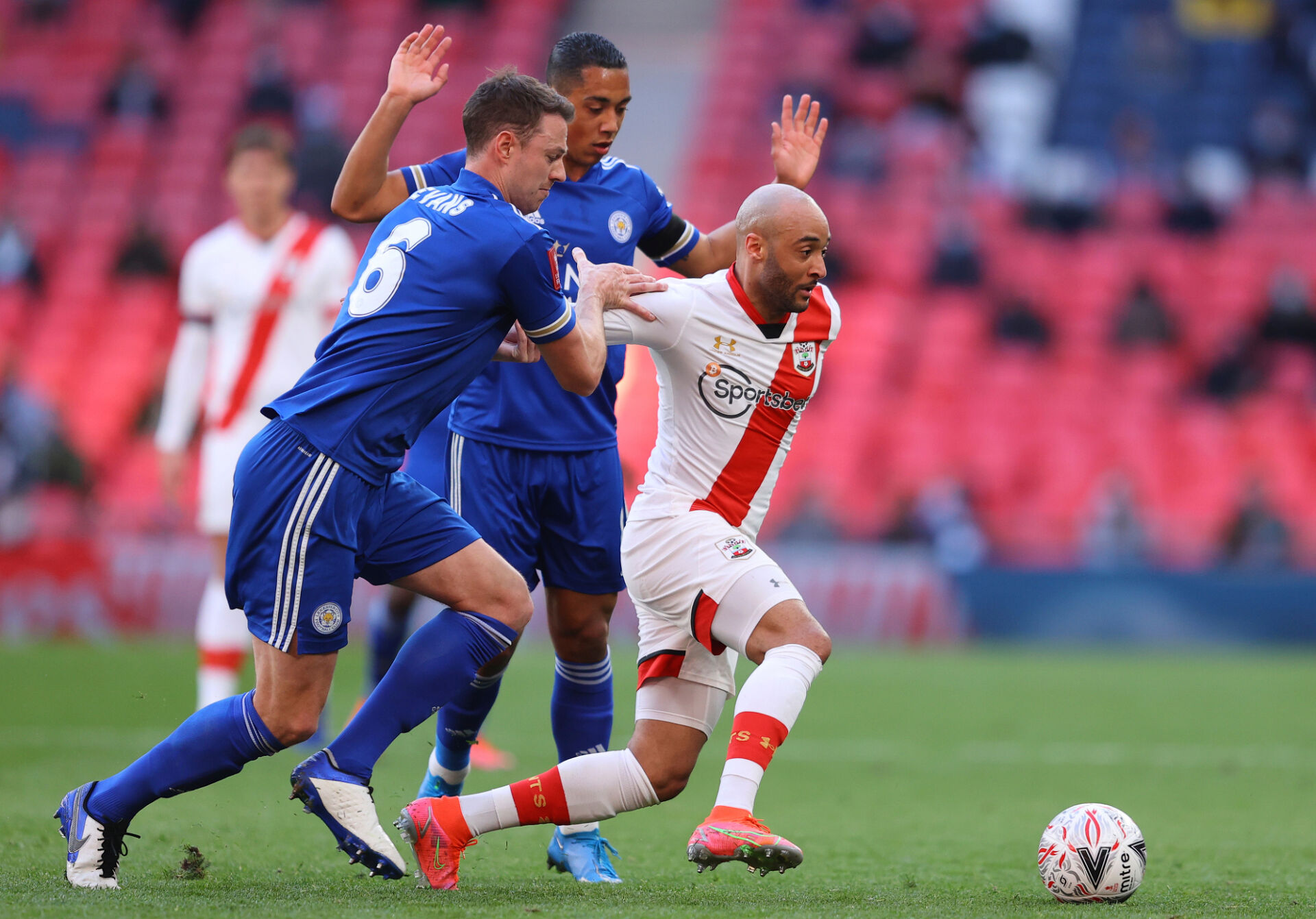 Лестър победи Саутхемптън пред 4000 фенове и е на финал за ФА Къп