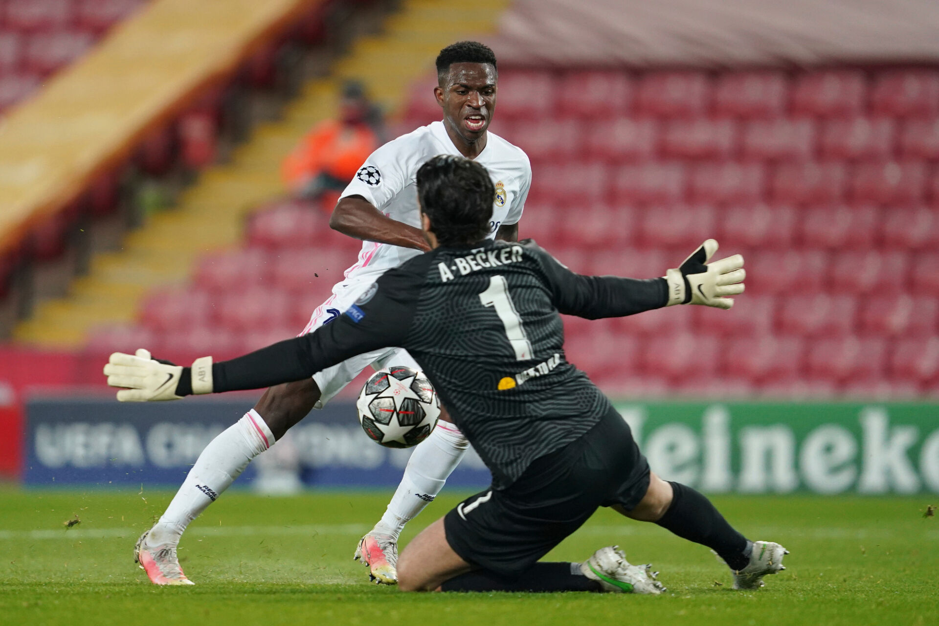 Реал игра интелигентно, не допусна гол на ‘‘Анфийлд‘‘ и се класира за полуфинал в ШЛ