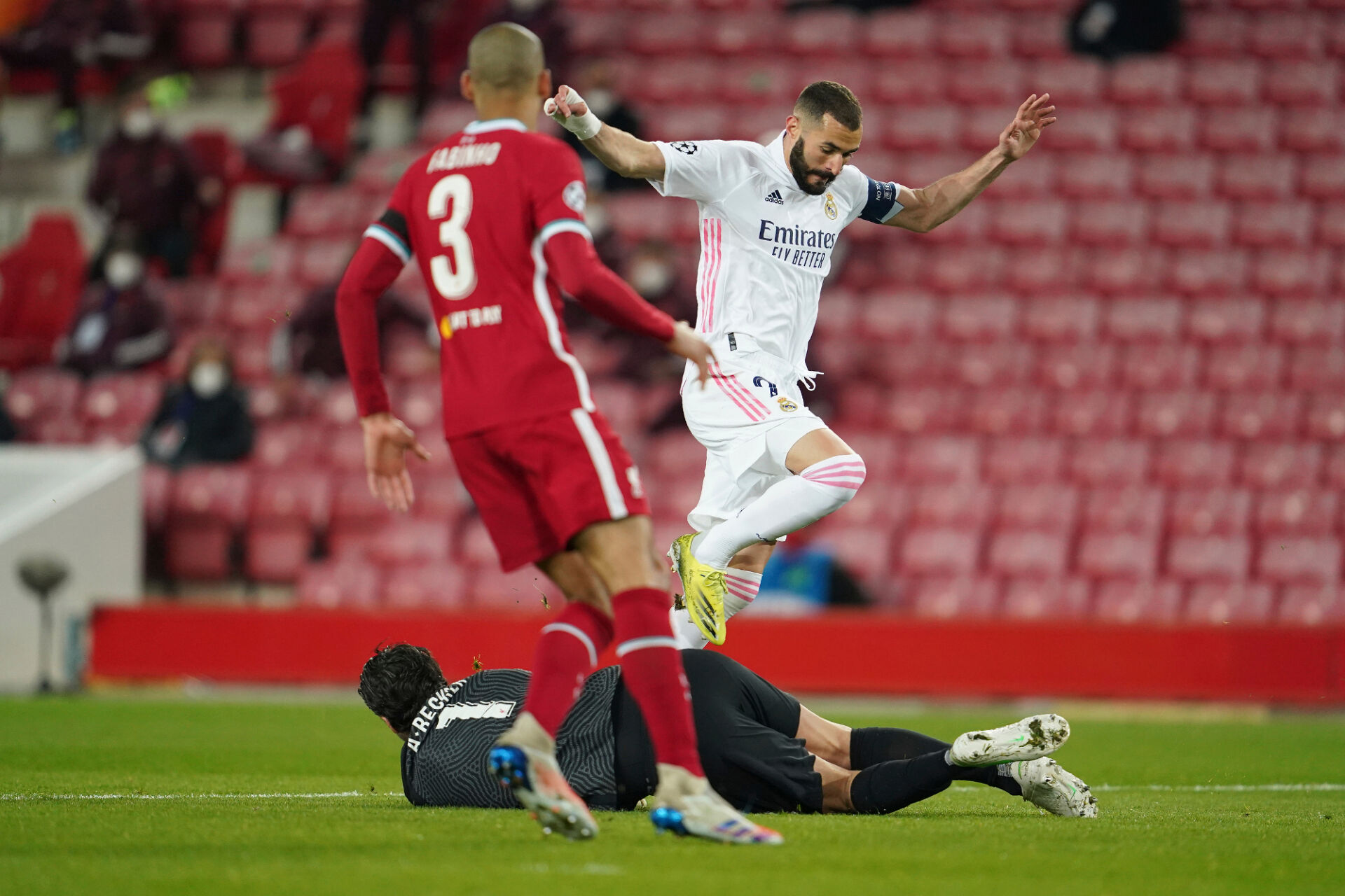 Реал игра интелигентно, не допусна гол на ‘‘Анфийлд‘‘ и се класира за полуфинал в ШЛ