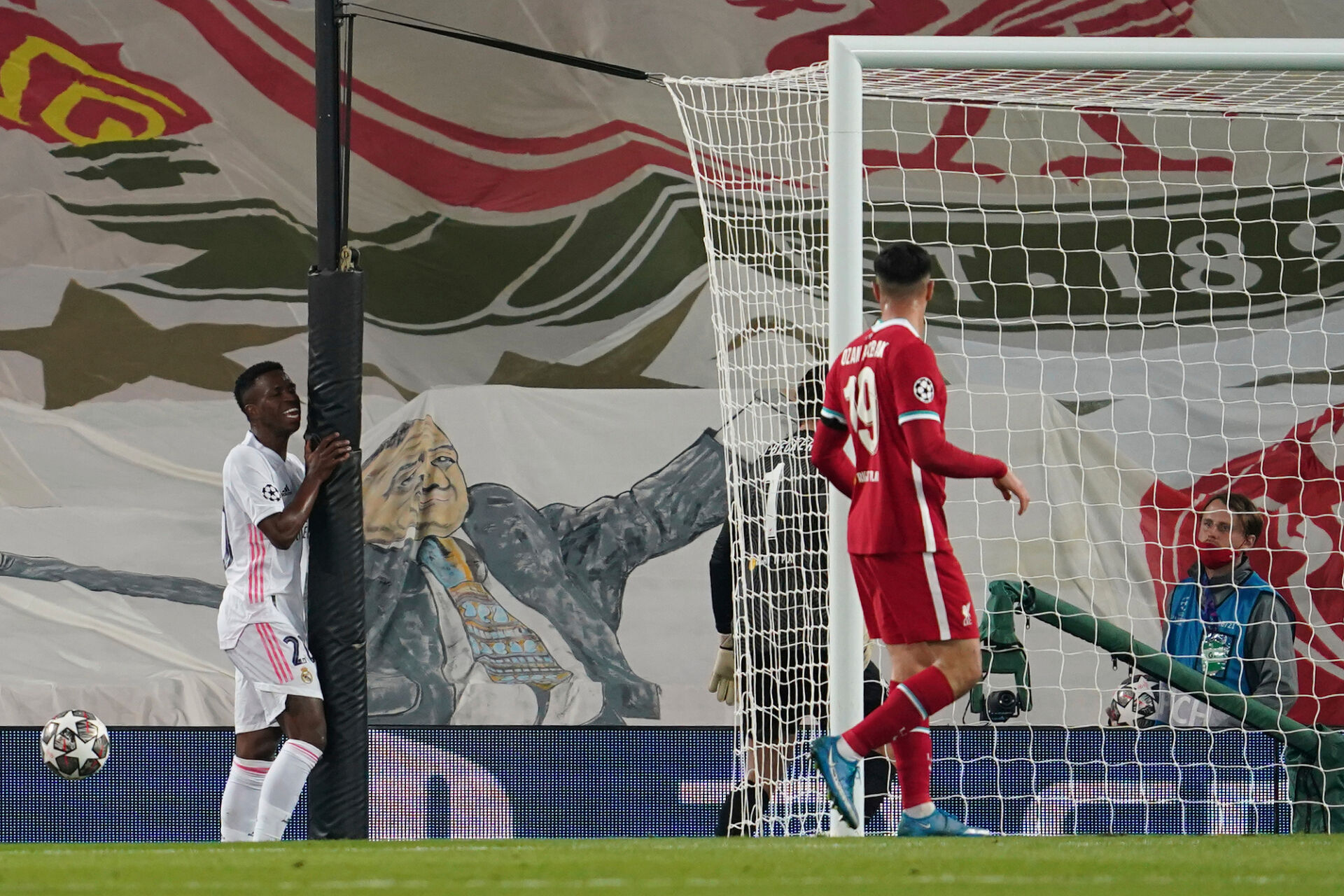 Реал игра интелигентно, не допусна гол на ‘‘Анфийлд‘‘ и се класира за полуфинал в ШЛ