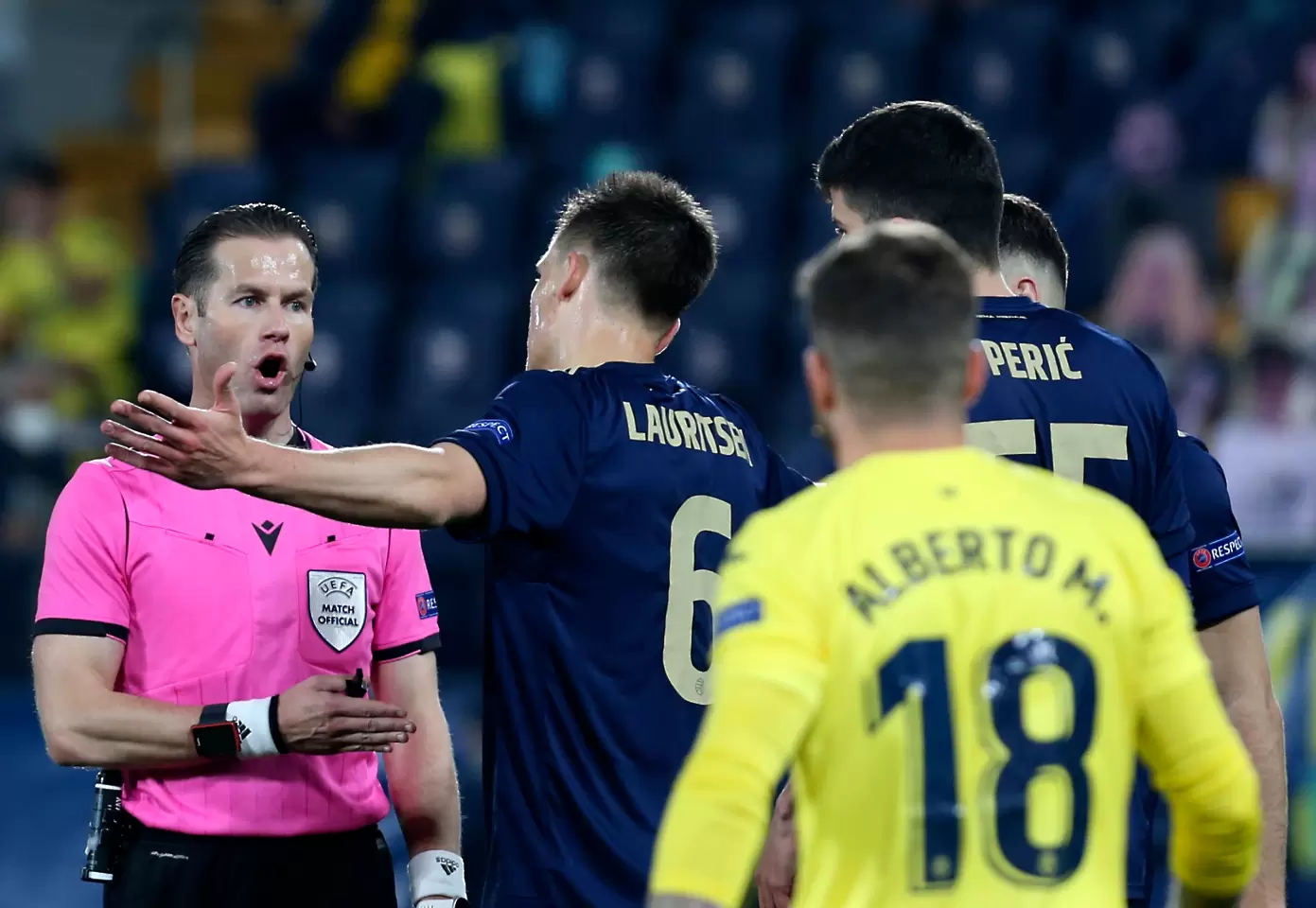 Полицай свири Реал Мадрид – Челси