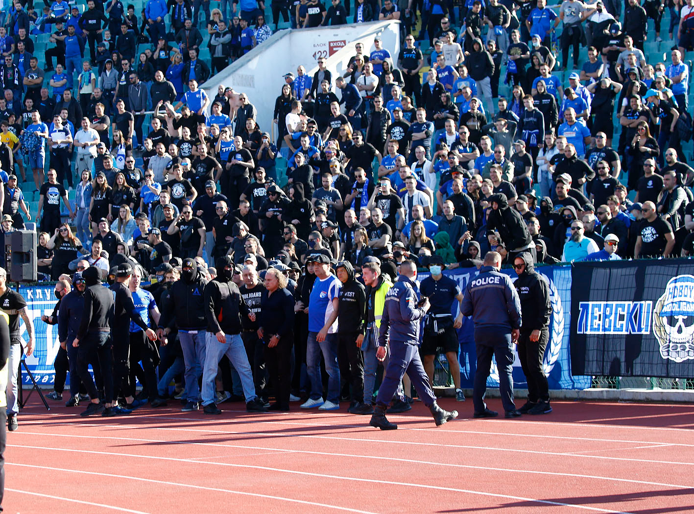 Недоволни фенове на Левски нахлуха на пистата