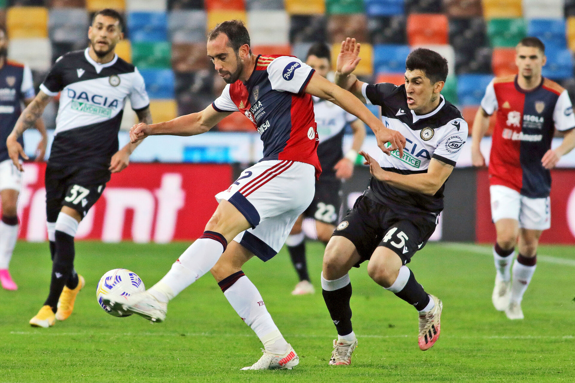 Каляри прекърши Рома и напусна зоната на изпадащите