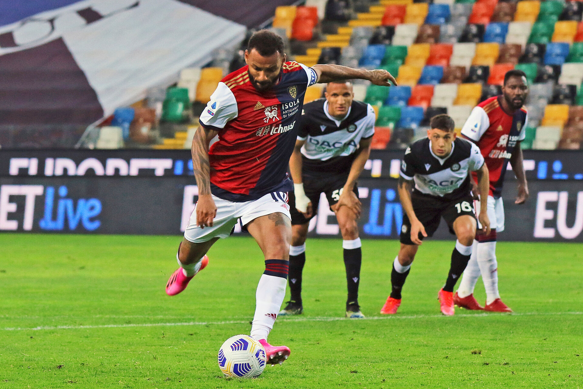 Каляри прекърши Рома и напусна зоната на изпадащите